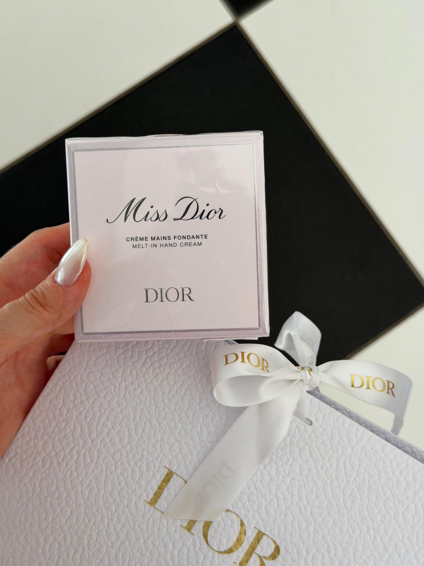 DIOR Miss Dior
Melt-In Scented Hydrating Hand Cream