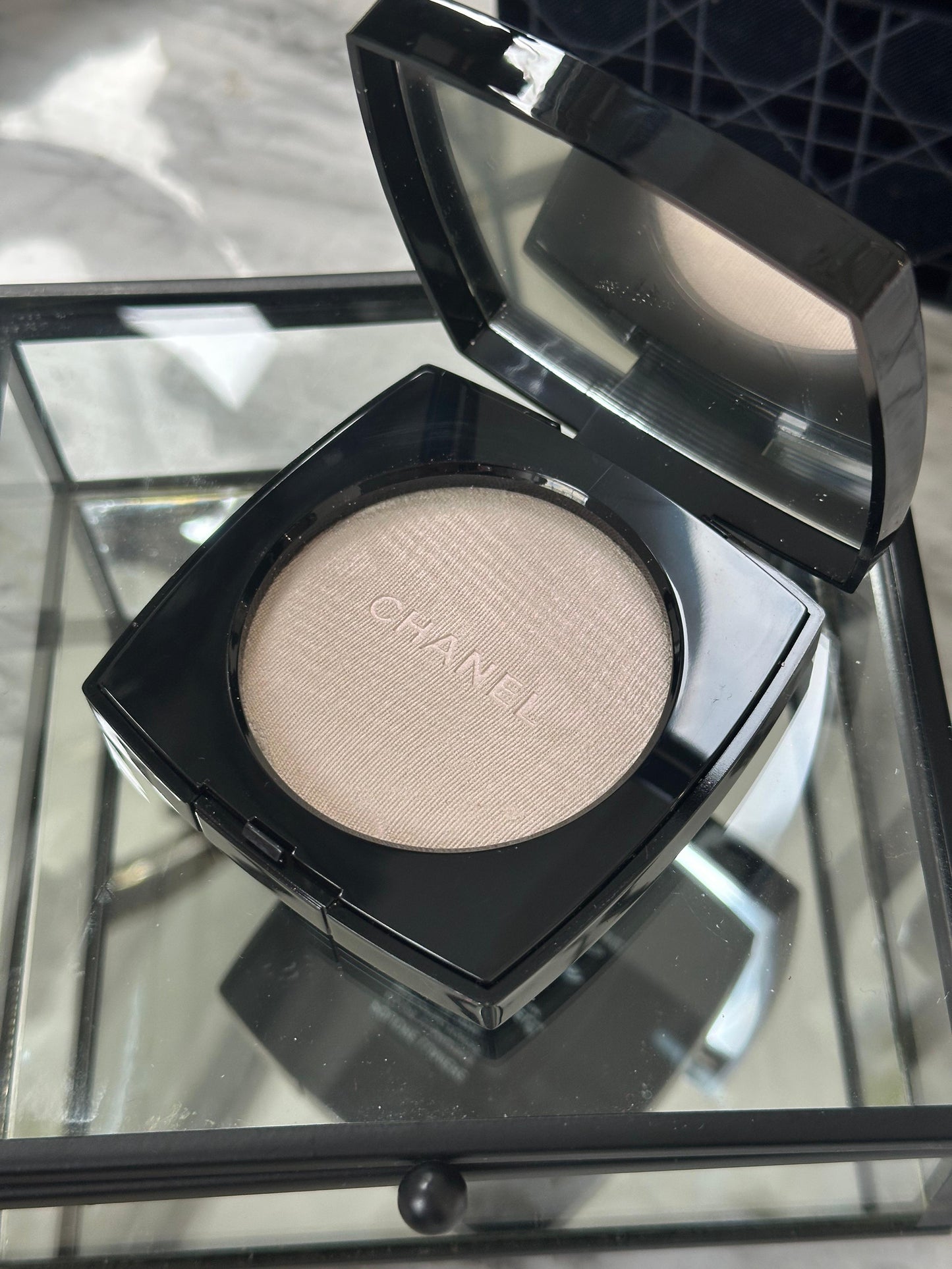 CHANEL Poudre Lumière
Highlighting Powder (40)