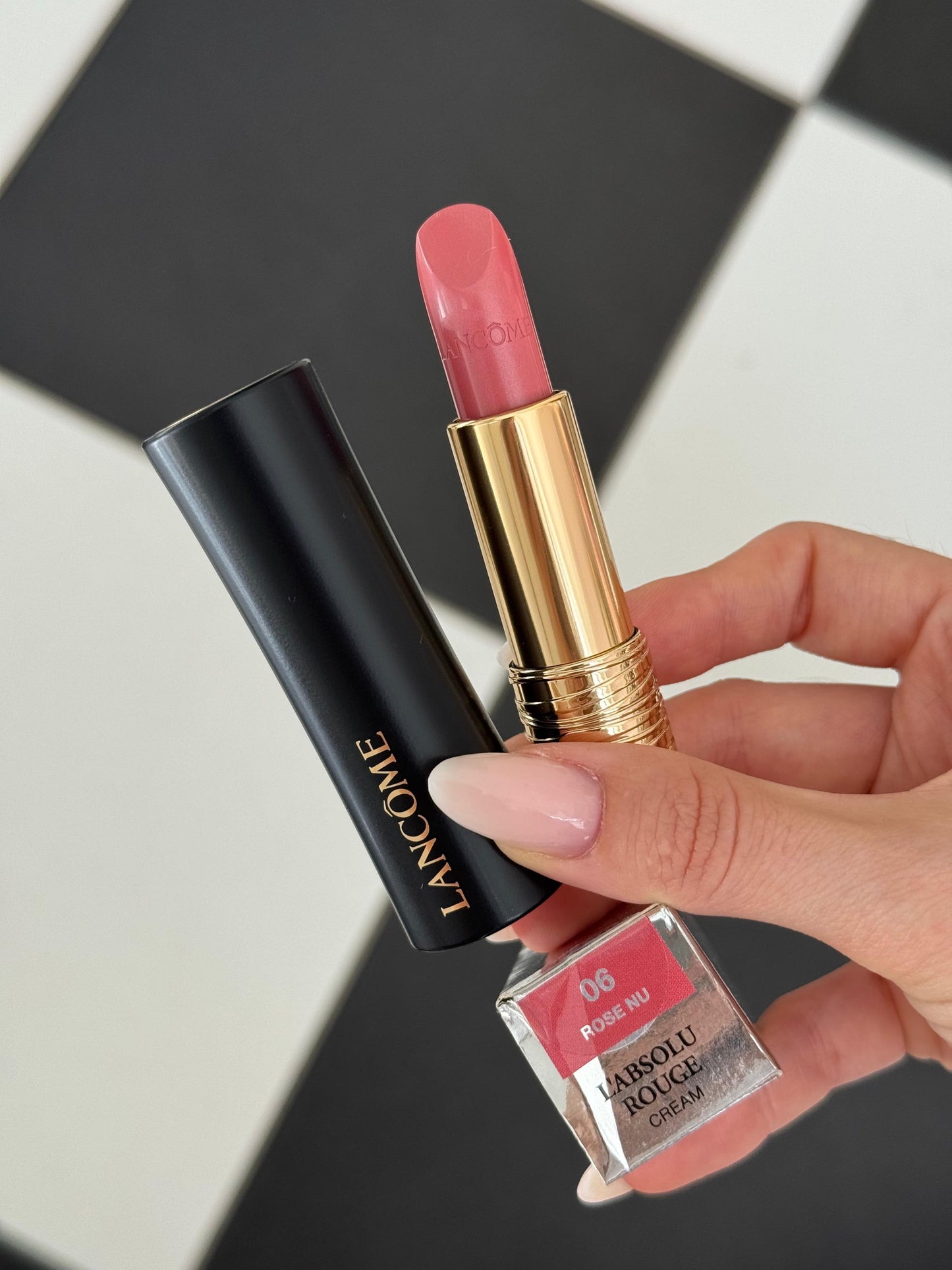 LANCÔME (06)
L'Absolu Rouge Cream Lipstick
Luminous Cream Finish 18H