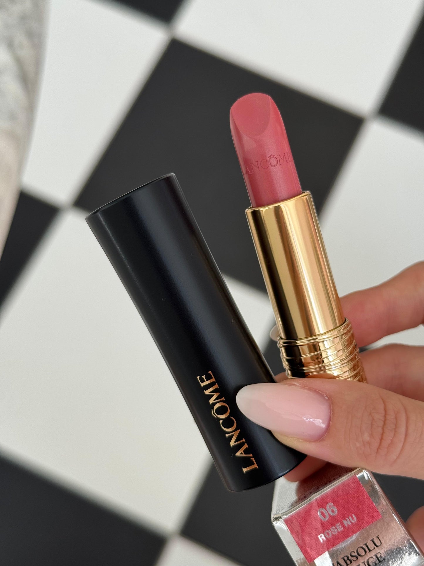 LANCÔME (06)
L'Absolu Rouge Cream Lipstick
Luminous Cream Finish 18H