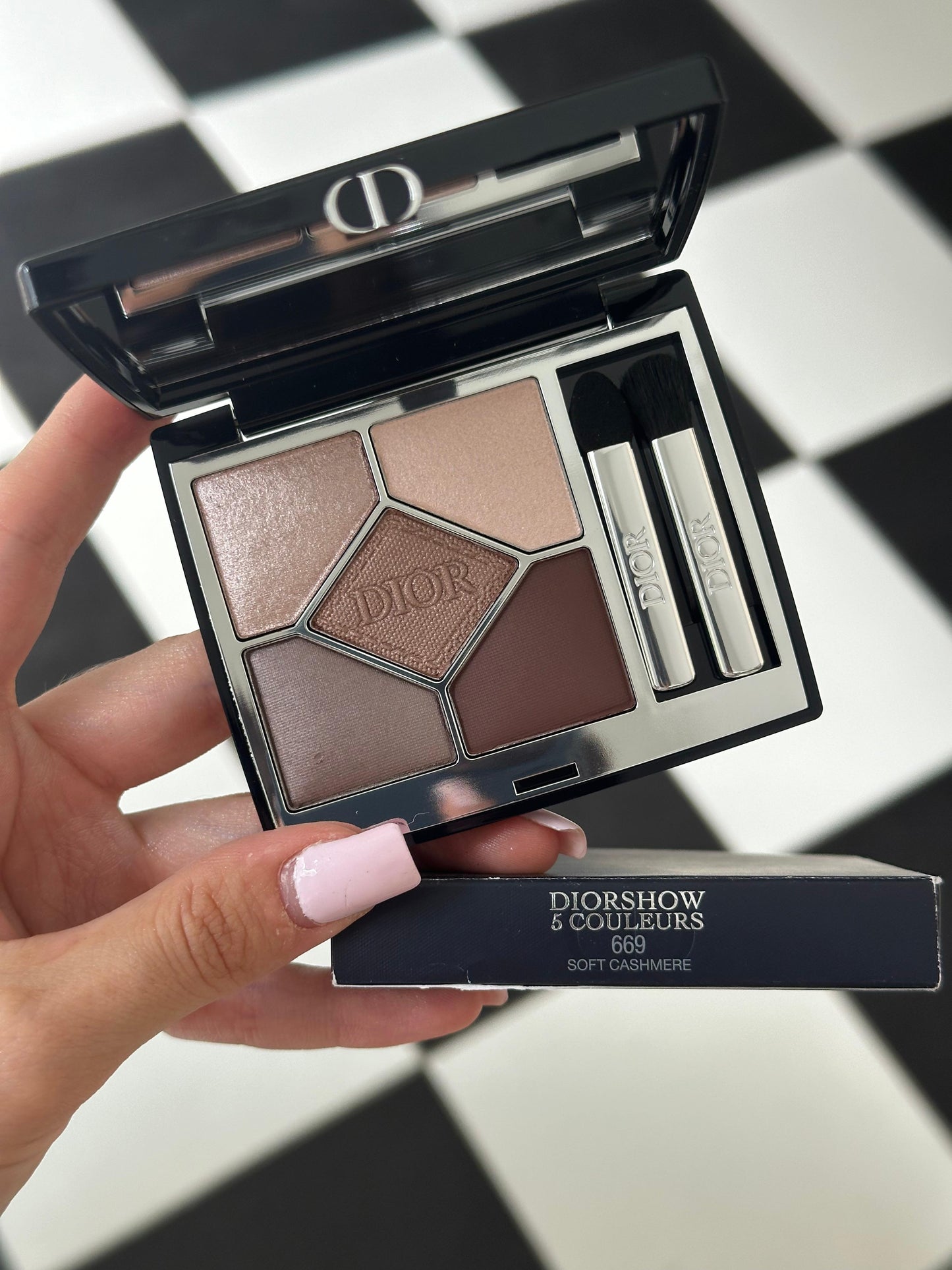 DIOR Diorshow 5 Couleurs
Eye Palette - 5 Eyeshadows - High Color and Long Wear (669)