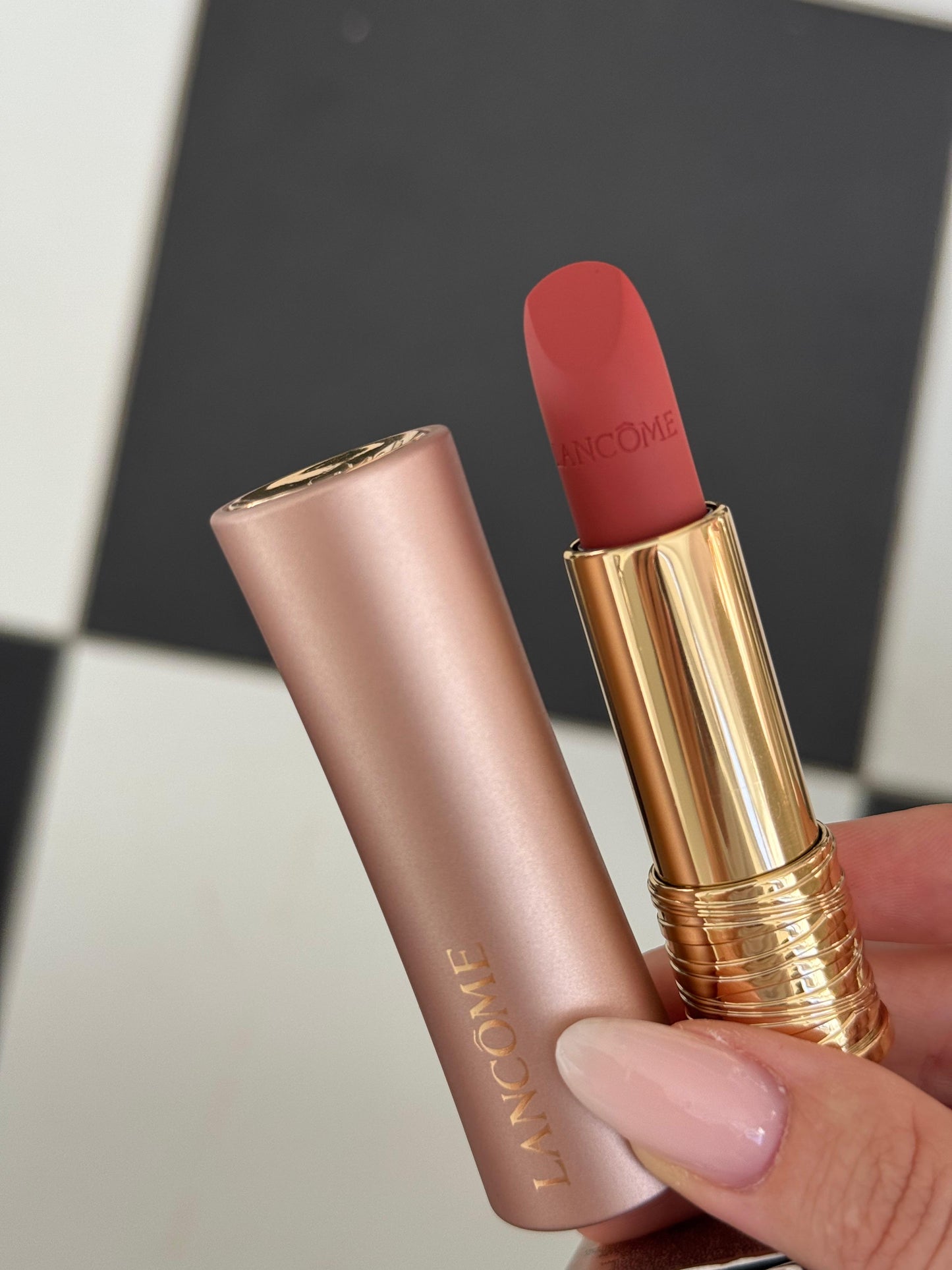 LANCÔME 
L'Absolu Rouge Cream Lipstick (299)
Luminous Cream Finish 18H