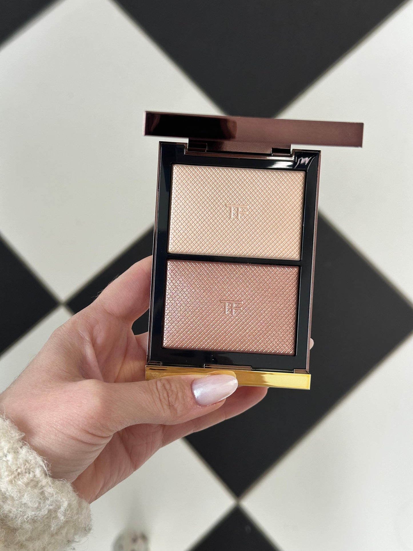 TOM FORD
Highlighting & Contouring
Shade And Illuminate Duo