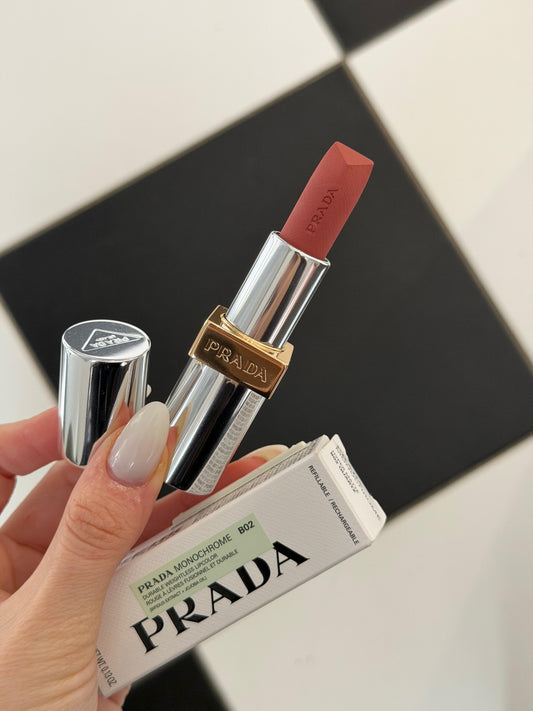 PRADA Monochrome
Buildable Coverage, Diffused Matte Lipstick (B02)