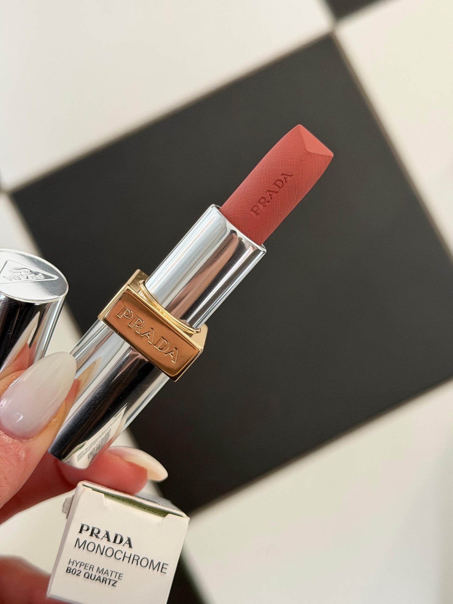 PRADA Monochrome
Buildable Coverage, Diffused Matte Lipstick (B02)