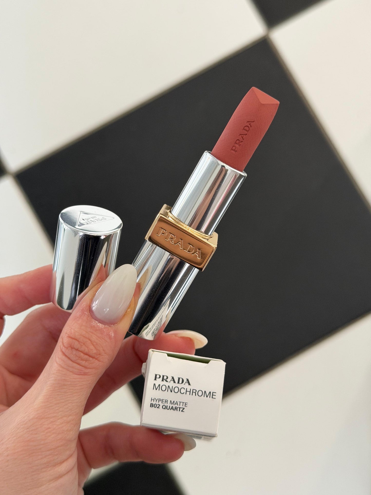 PRADA Monochrome
Buildable Coverage, Diffused Matte Lipstick (B02)