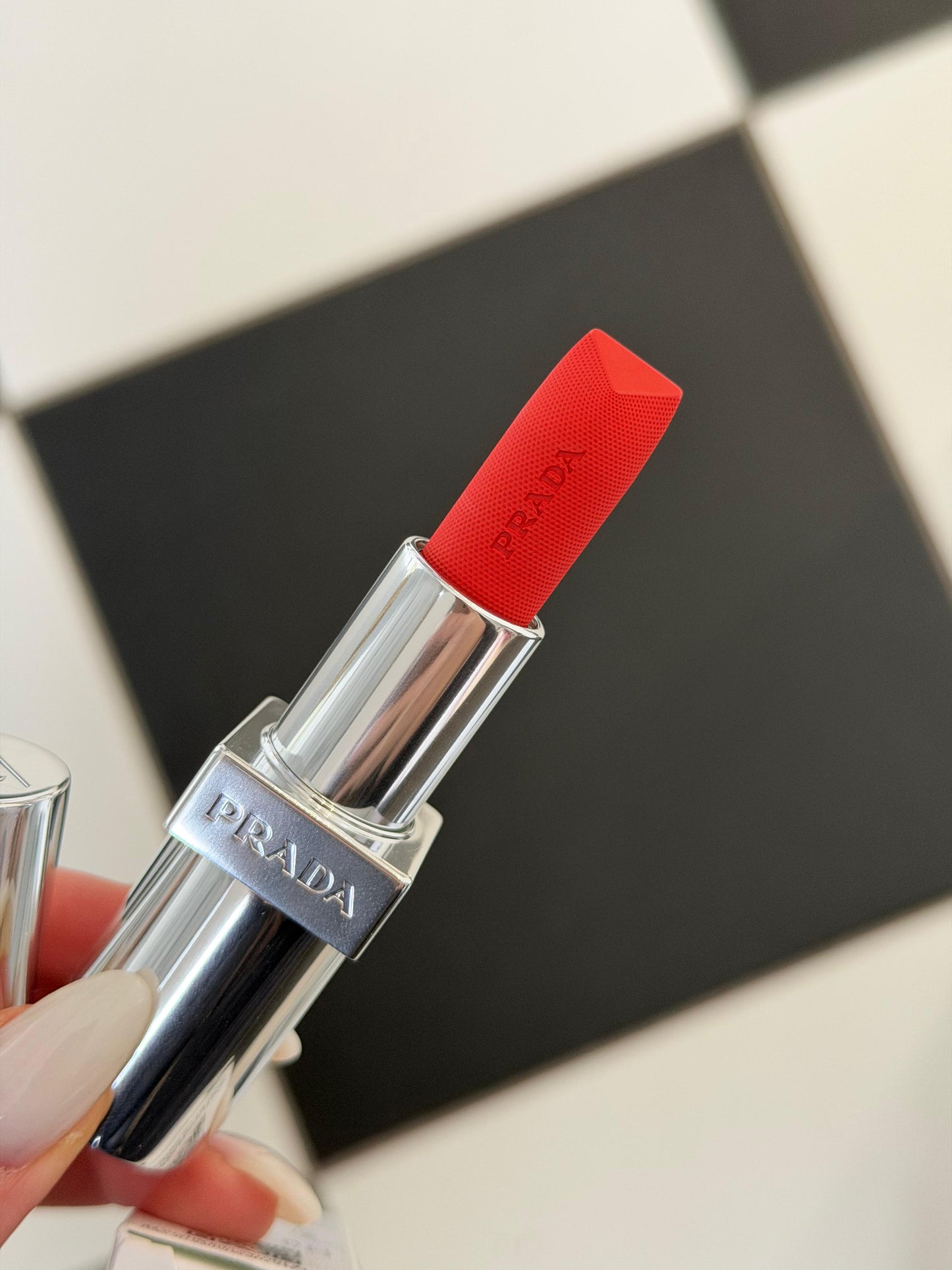 PRADA Monochrome
Buildable Coverage, Diffused Matte Lipstick (0176)