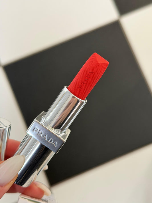 PRADA Monochrome
Buildable Coverage, Diffused Matte Lipstick (0176)