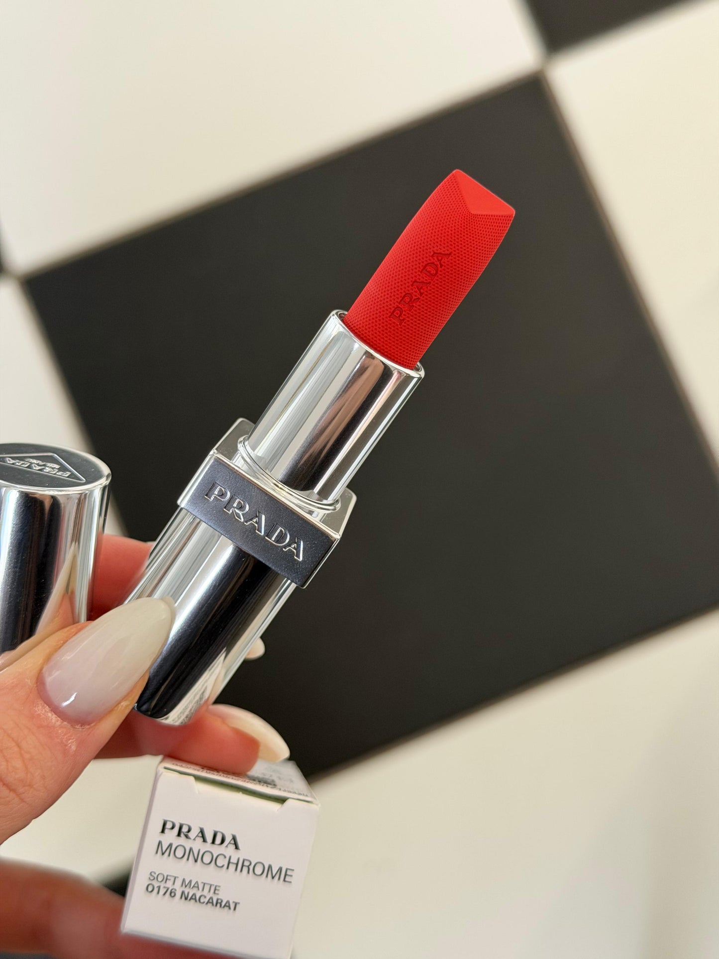 PRADA Monochrome
Buildable Coverage, Diffused Matte Lipstick (0176)