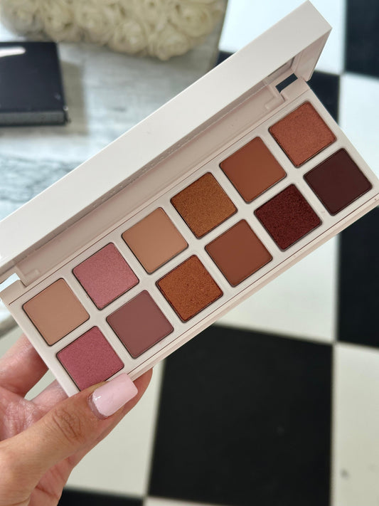 FENTY BEAUTY
Bomb Posse Mega Mix & Match Eyeshadow Palette