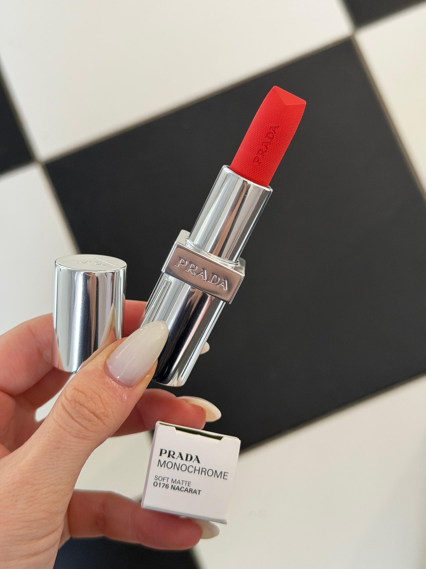 PRADA Monochrome
Buildable Coverage, Diffused Matte Lipstick (0176)