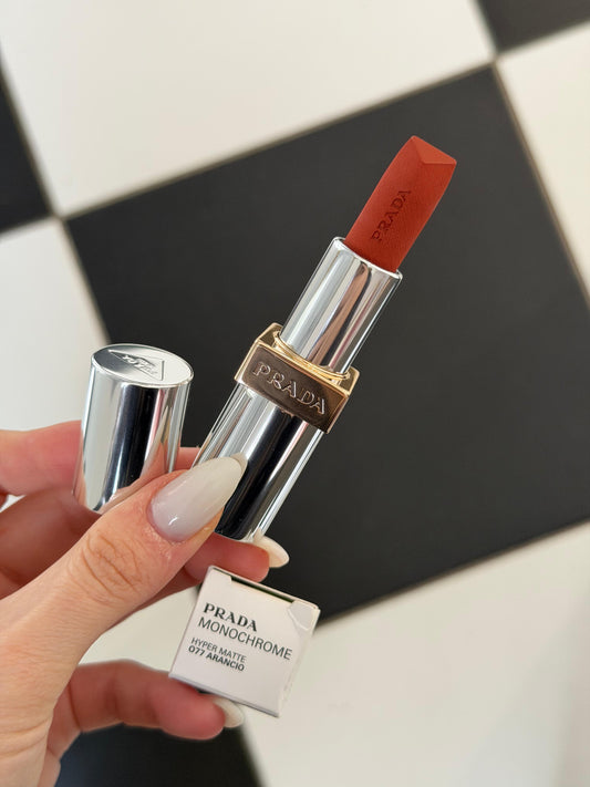 PRADA Monochrome
Buildable Coverage, Diffused Matte Lipstick (O77)
