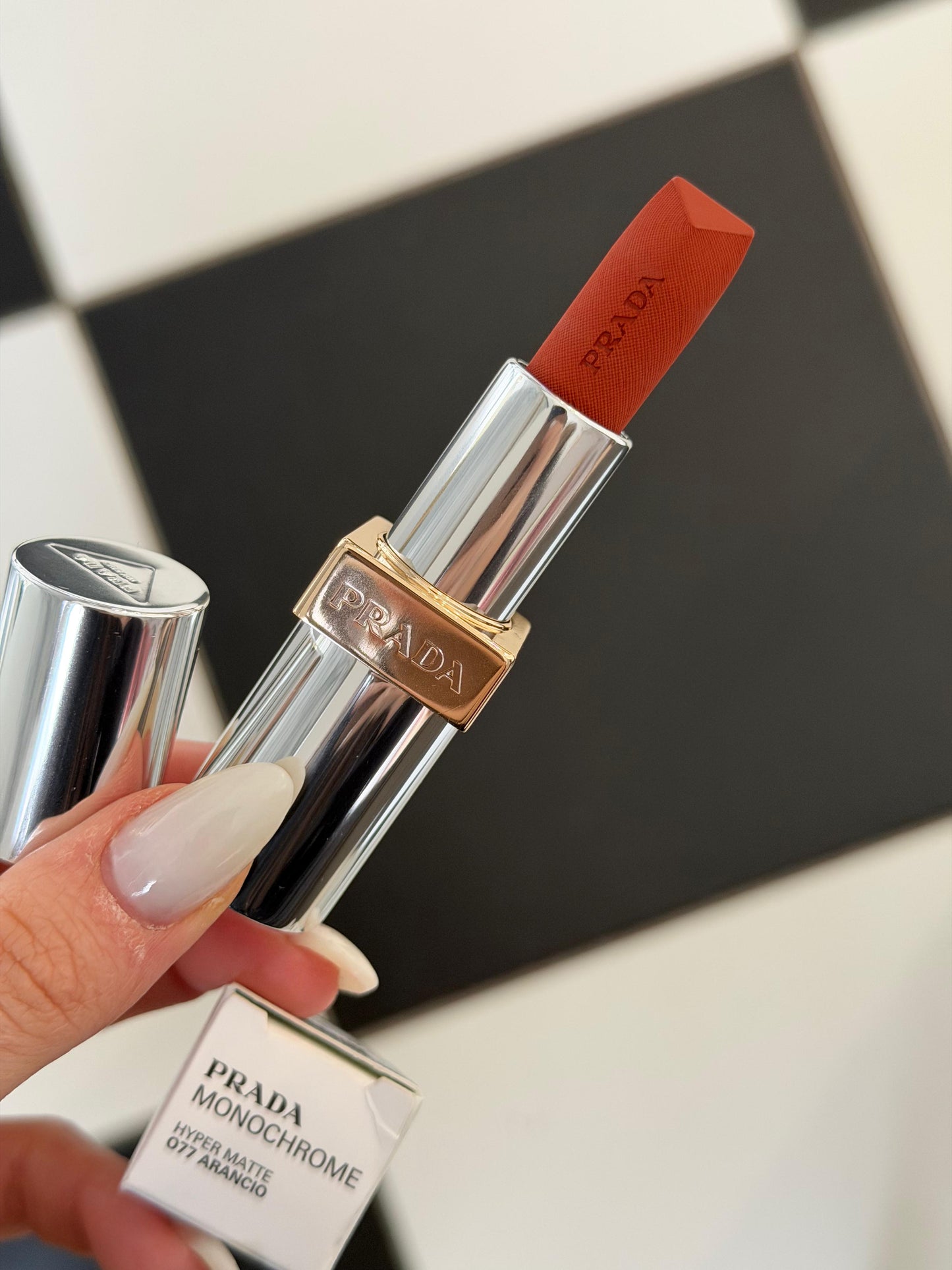PRADA Monochrome
Buildable Coverage, Diffused Matte Lipstick (O77)