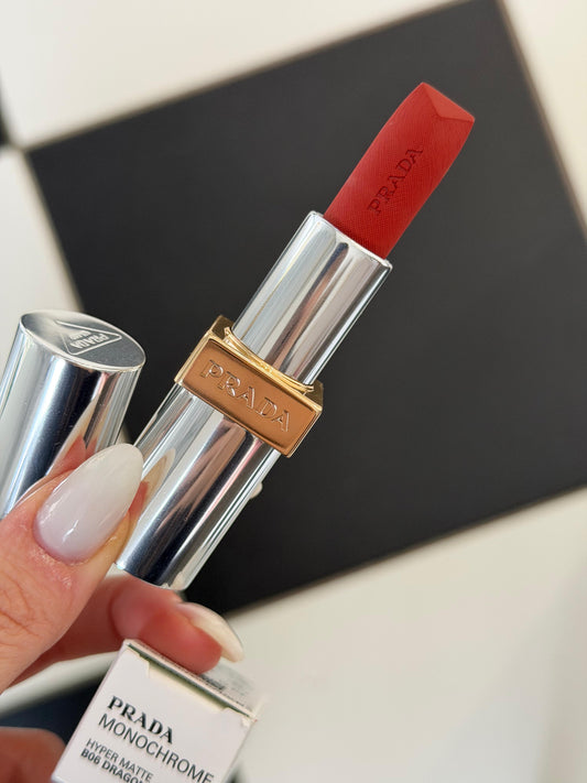 PRADA Monochrome
Buildable Coverage, Diffused Matte Lipstick (B06)