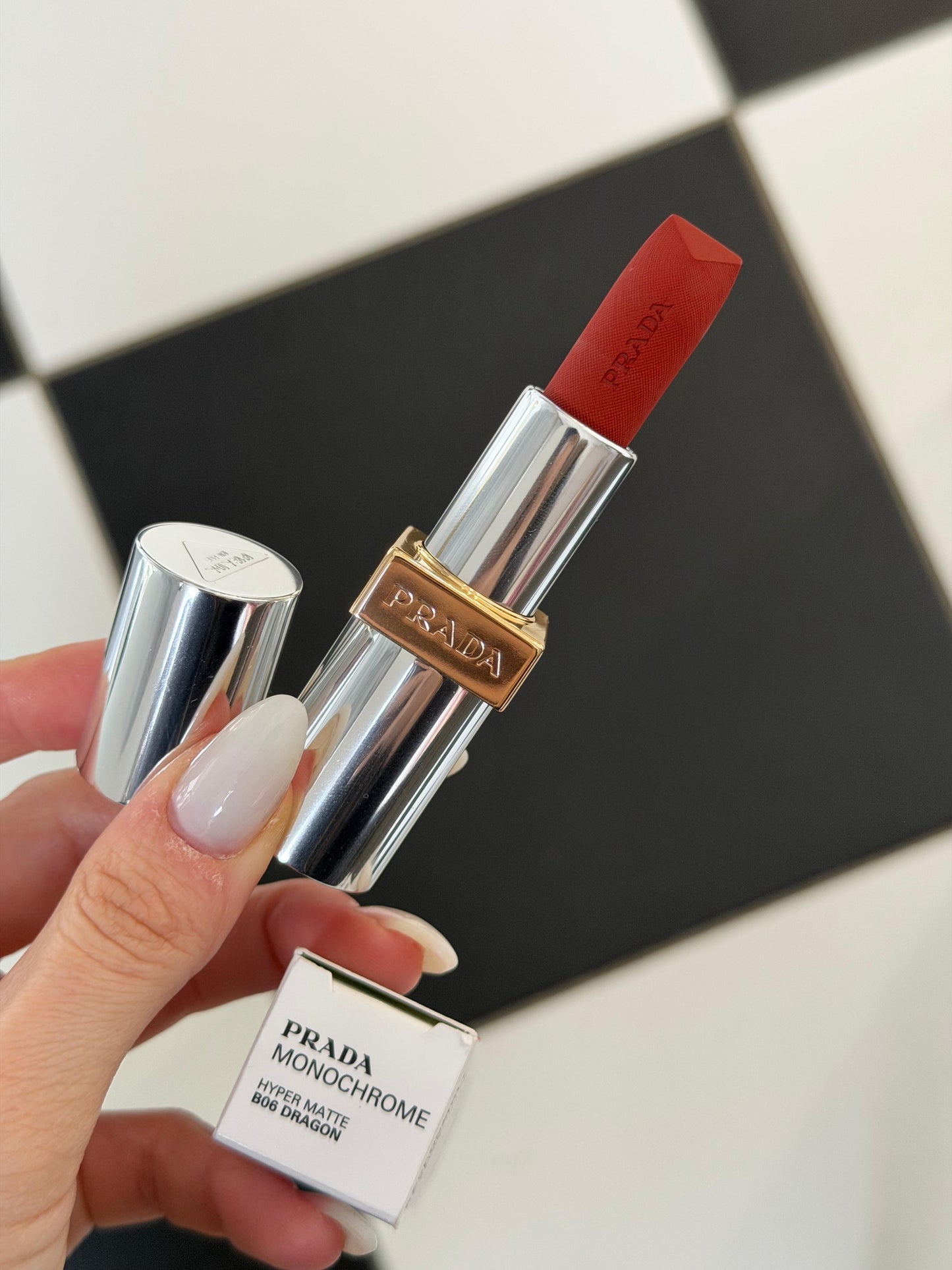 PRADA Monochrome
Buildable Coverage, Diffused Matte Lipstick (B06)