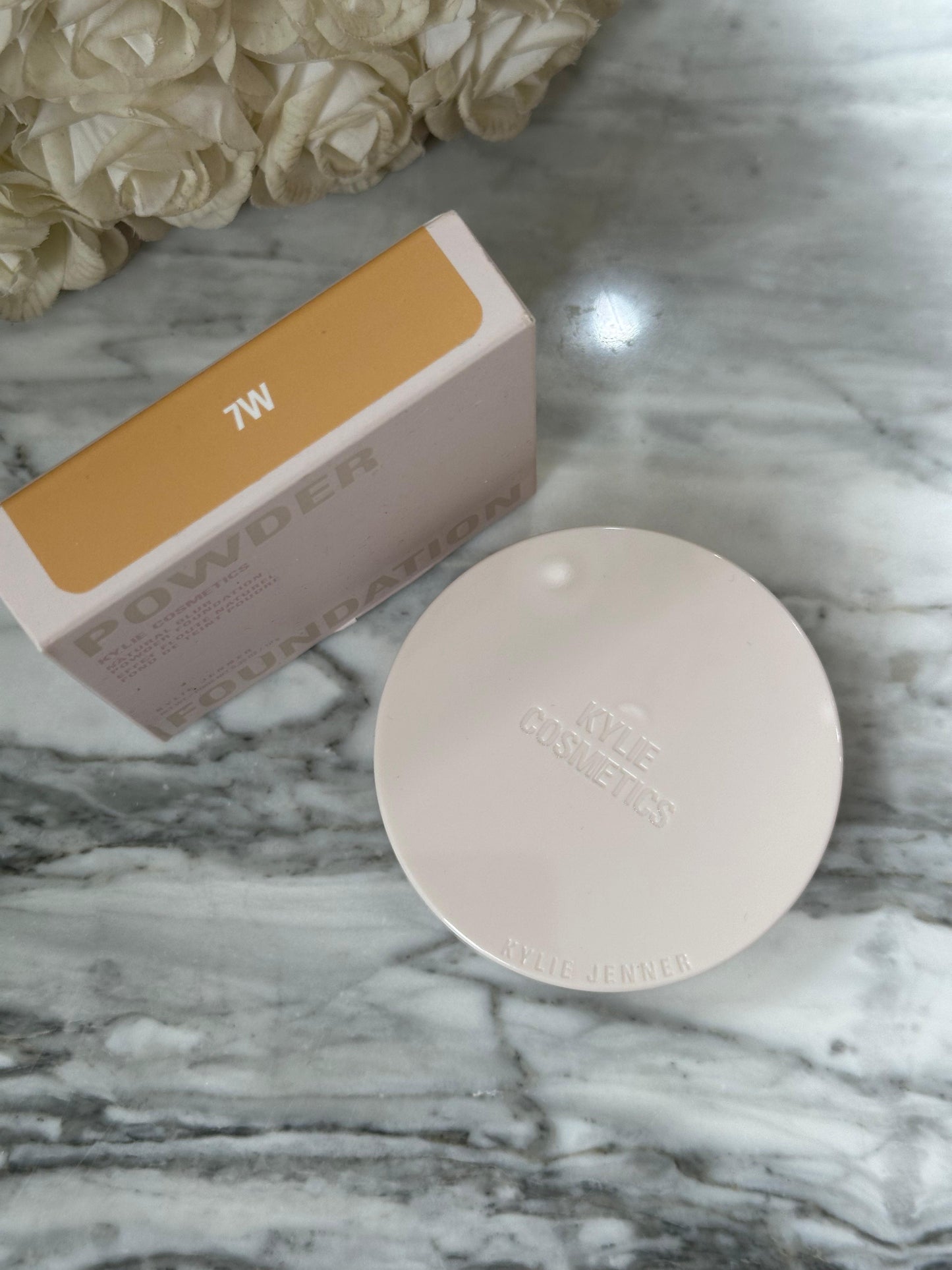 KYLIE JENNER
Natural Blur Powder Foundation