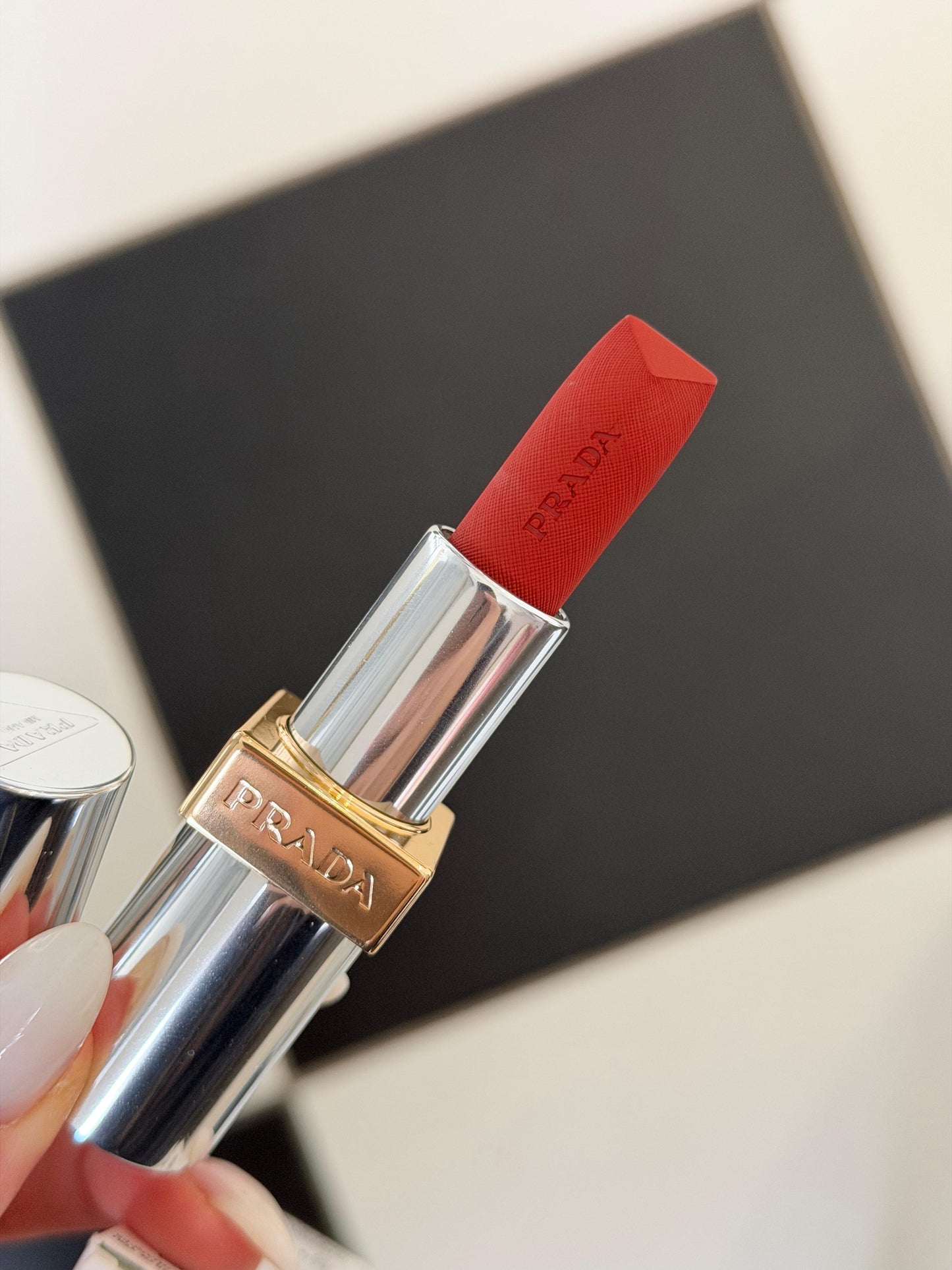 PRADA Monochrome
Buildable Coverage, Diffused Matte Lipstick (B06)