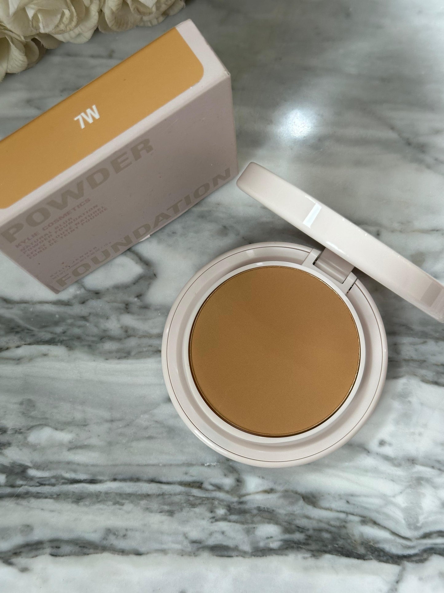 KYLIE JENNER
Natural Blur Powder Foundation
