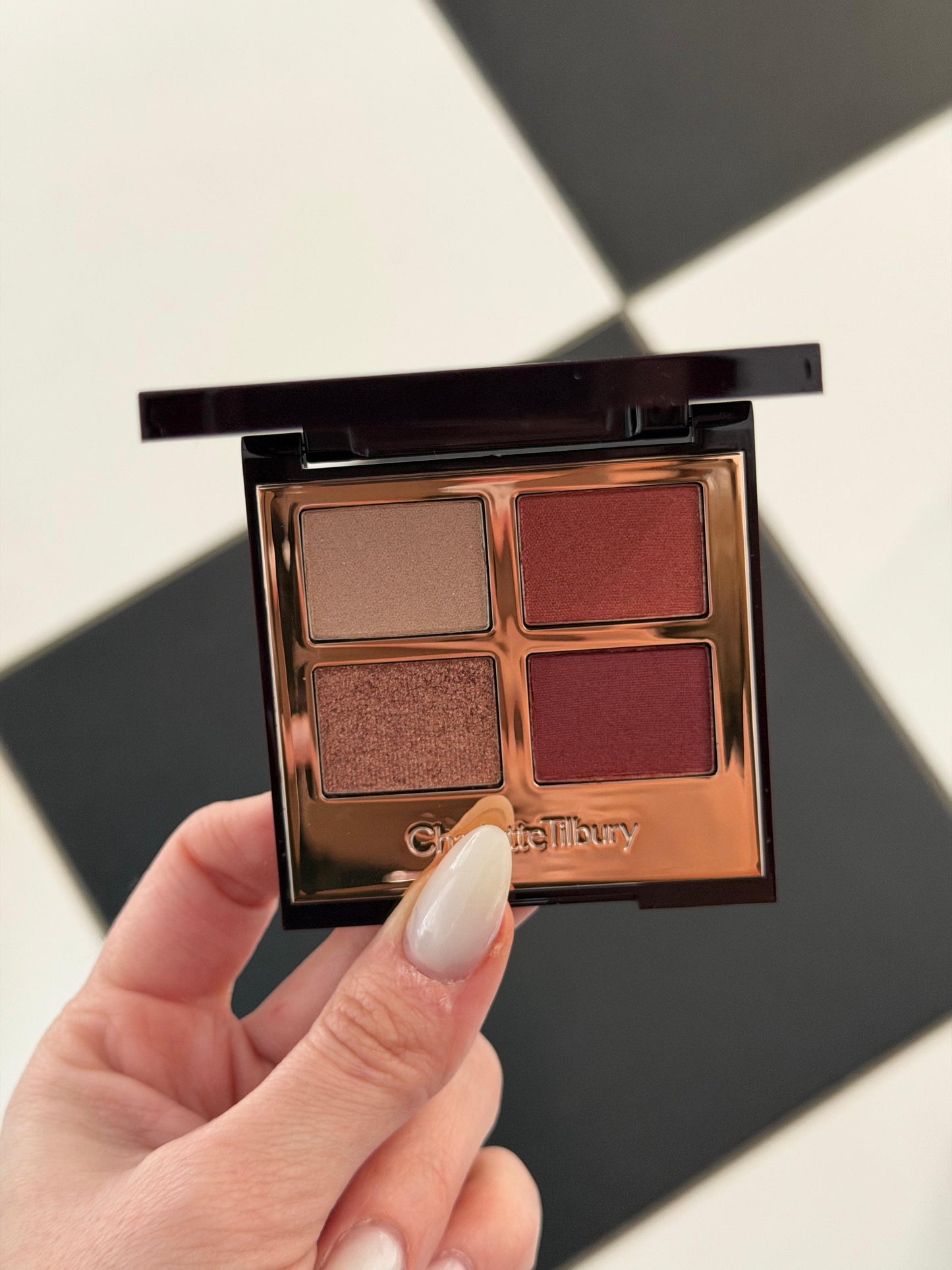 CHARLOTTE TILBURY Luxury Palette - 
Walk Of No Shame