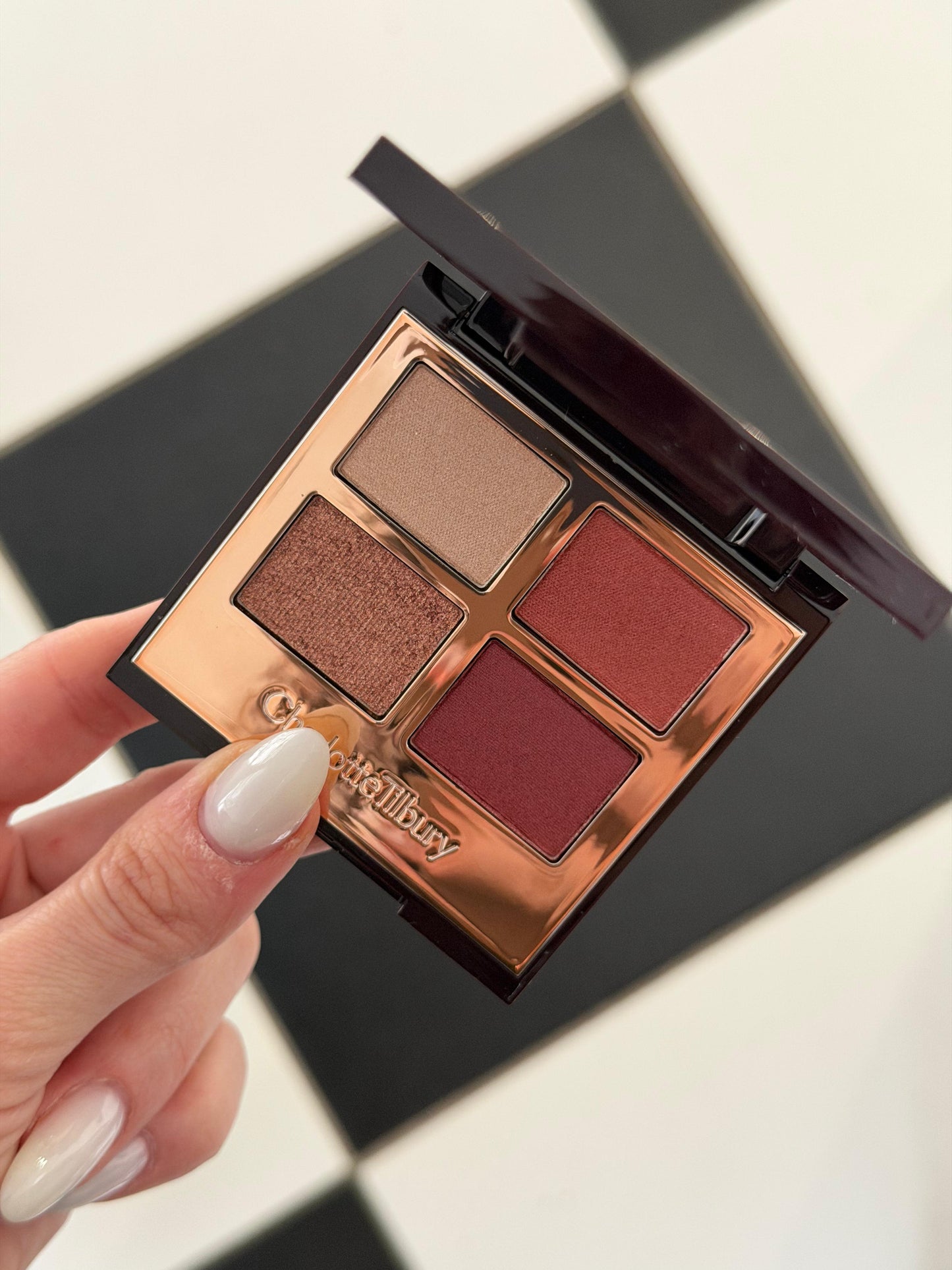 CHARLOTTE TILBURY Luxury Palette - 
Walk Of No Shame