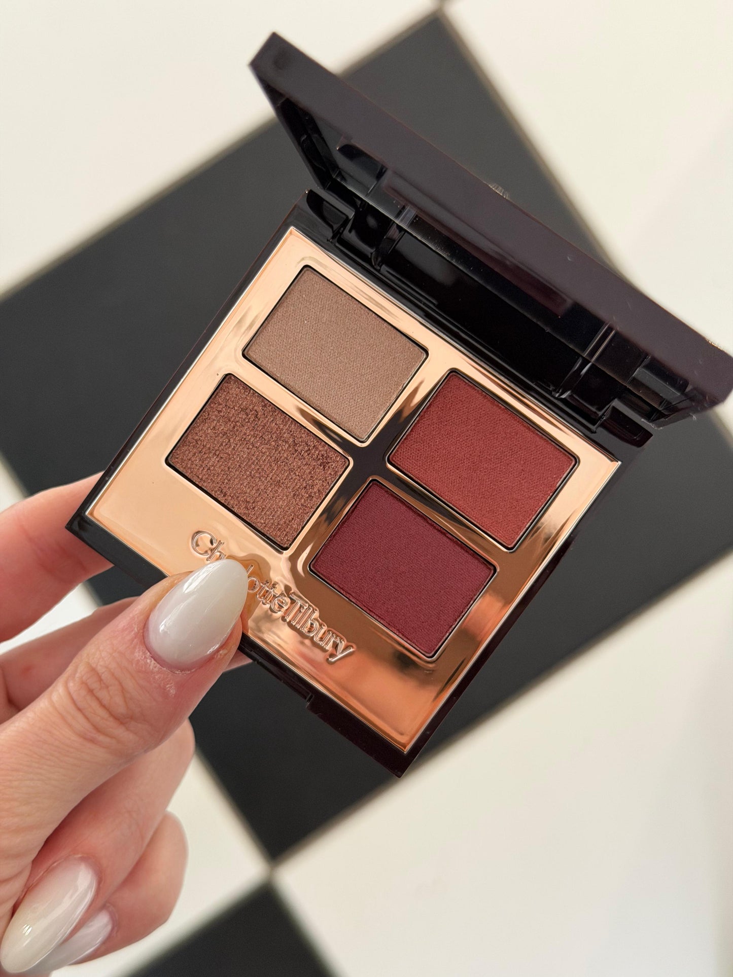 CHARLOTTE TILBURY Luxury Palette - 
Walk Of No Shame