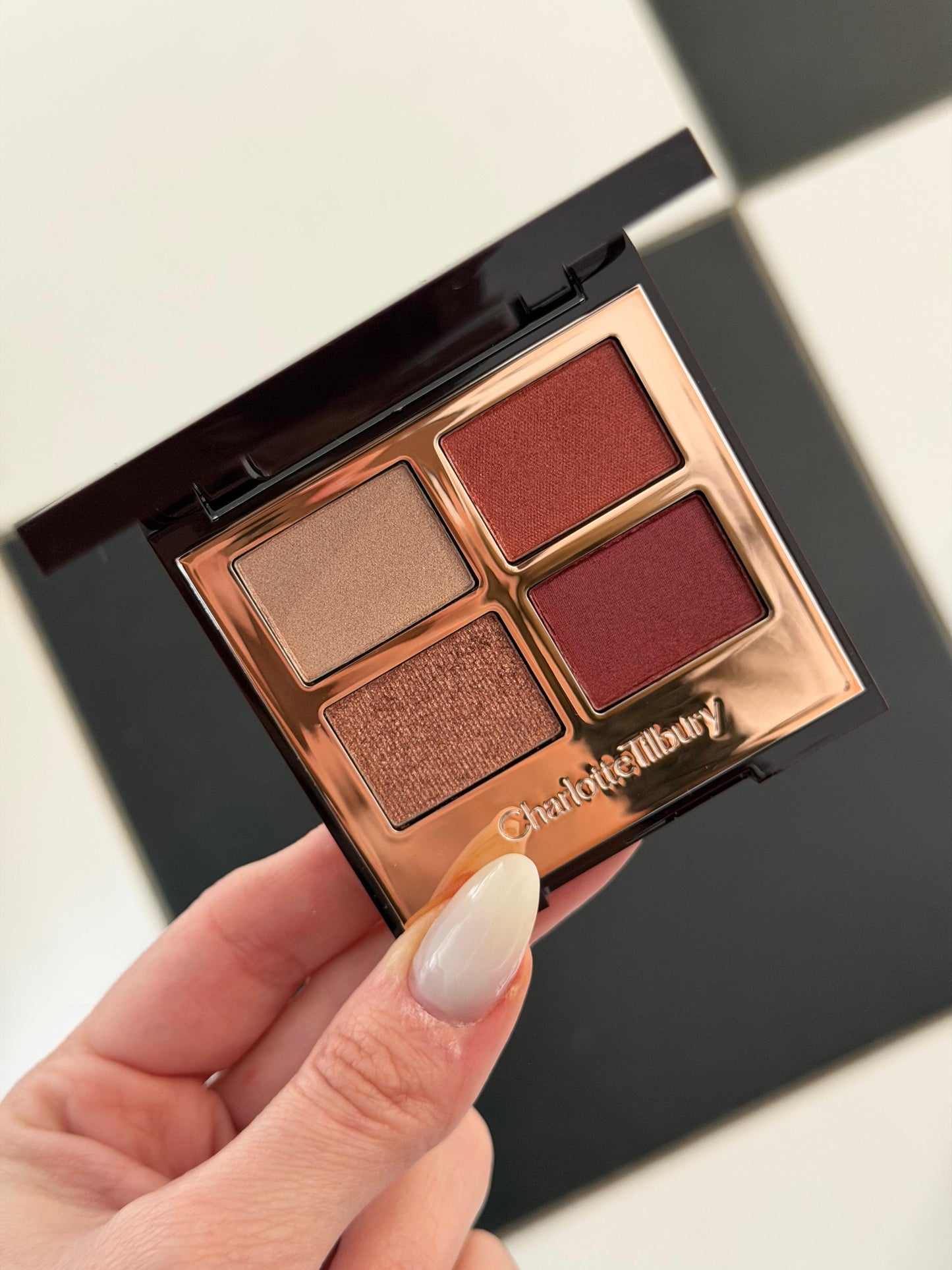 CHARLOTTE TILBURY Luxury Palette - 
Walk Of No Shame