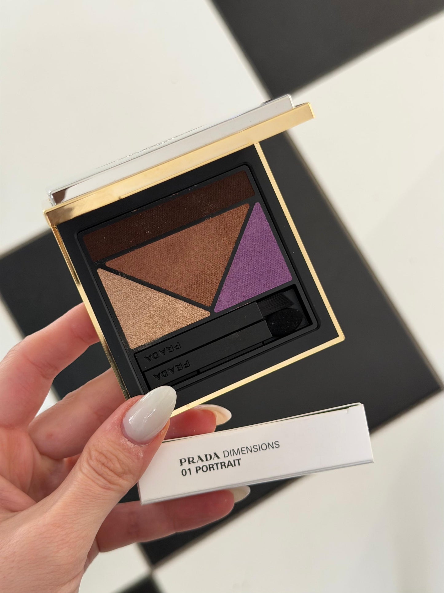 PRADA Dimensions
Durable Multi-Effect Eyeshadow (01)