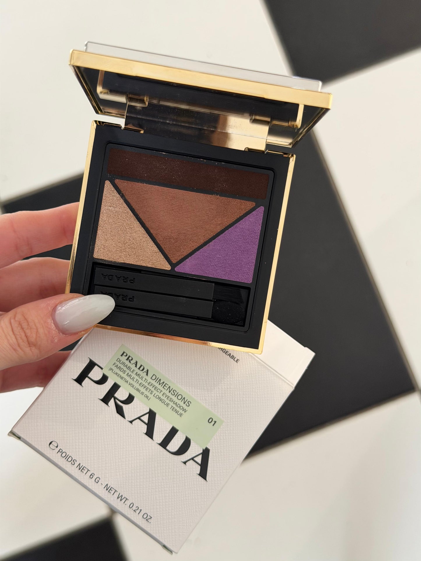 PRADA Dimensions
Durable Multi-Effect Eyeshadow (01)