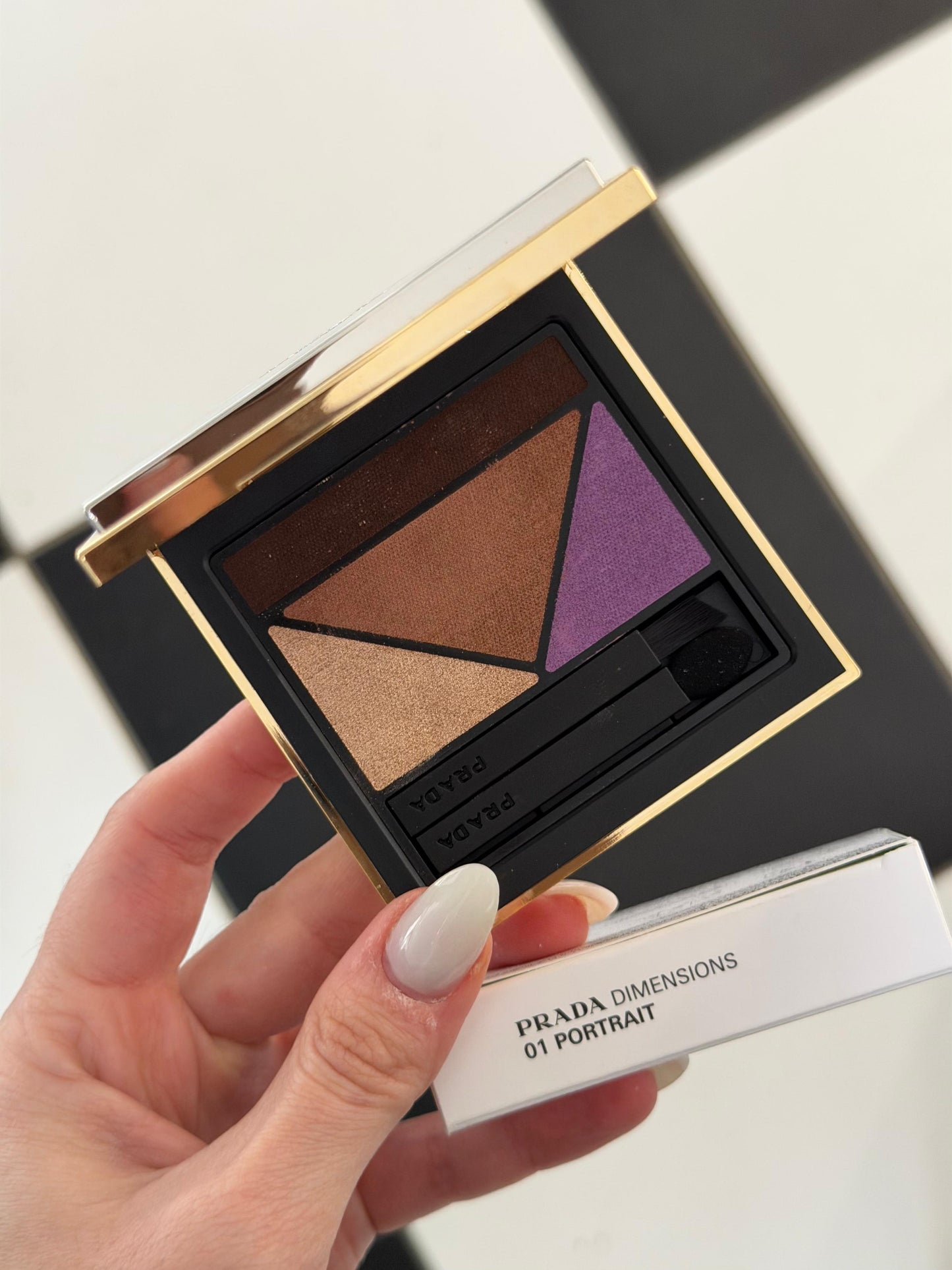 PRADA Dimensions
Durable Multi-Effect Eyeshadow (01)