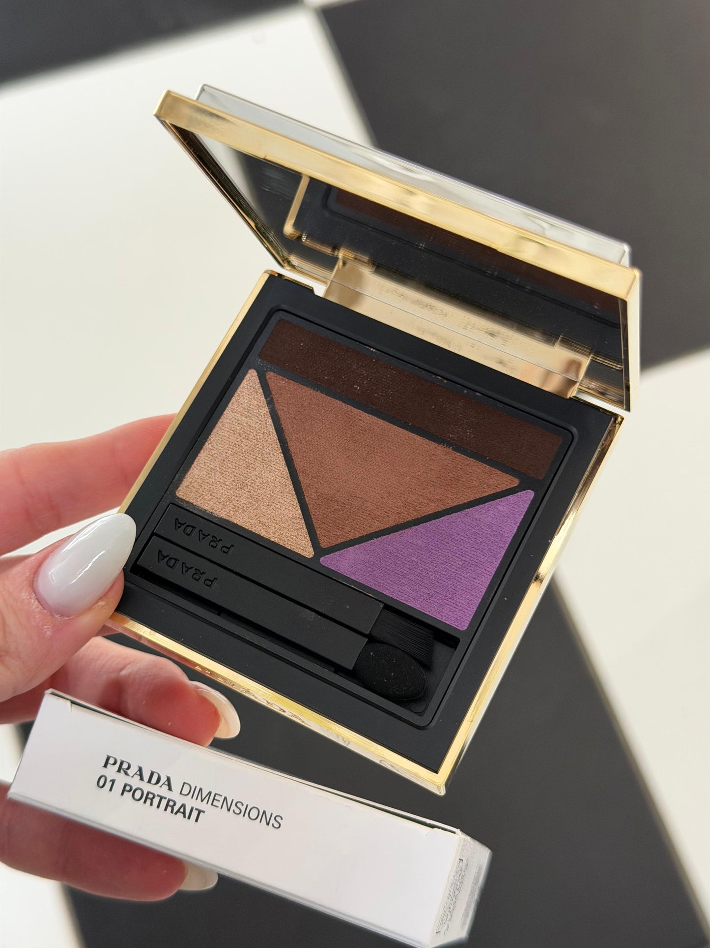 PRADA Dimensions
Durable Multi-Effect Eyeshadow (01)