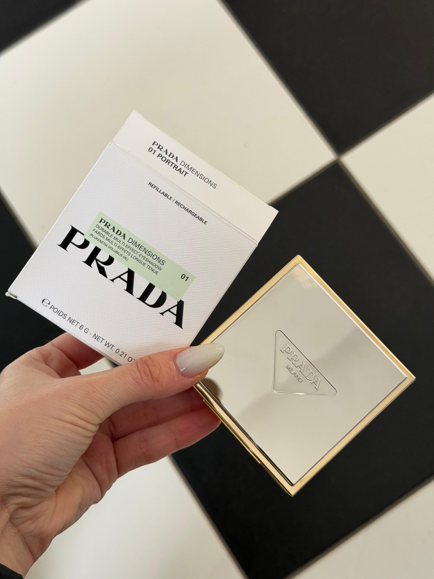 PRADA Dimensions
Durable Multi-Effect Eyeshadow (01)