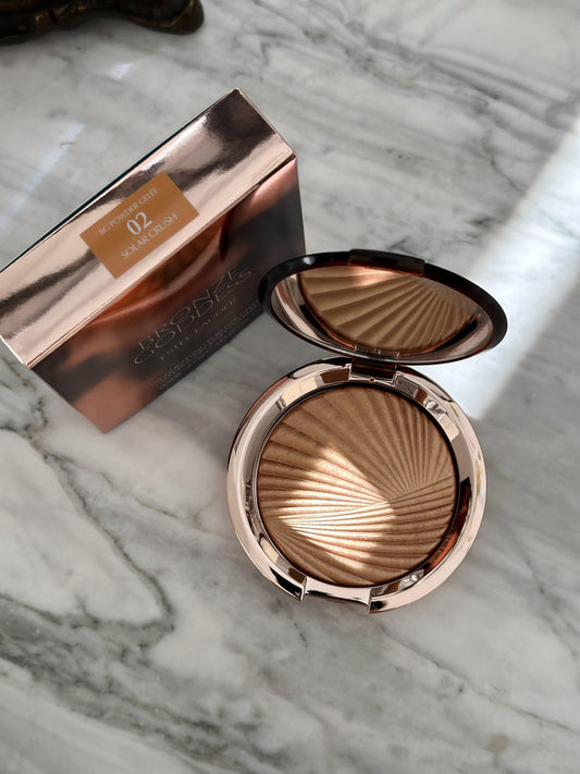 ESTÉE LAUDER Bronze Goddess
Highlighting Powder Gelée (02)