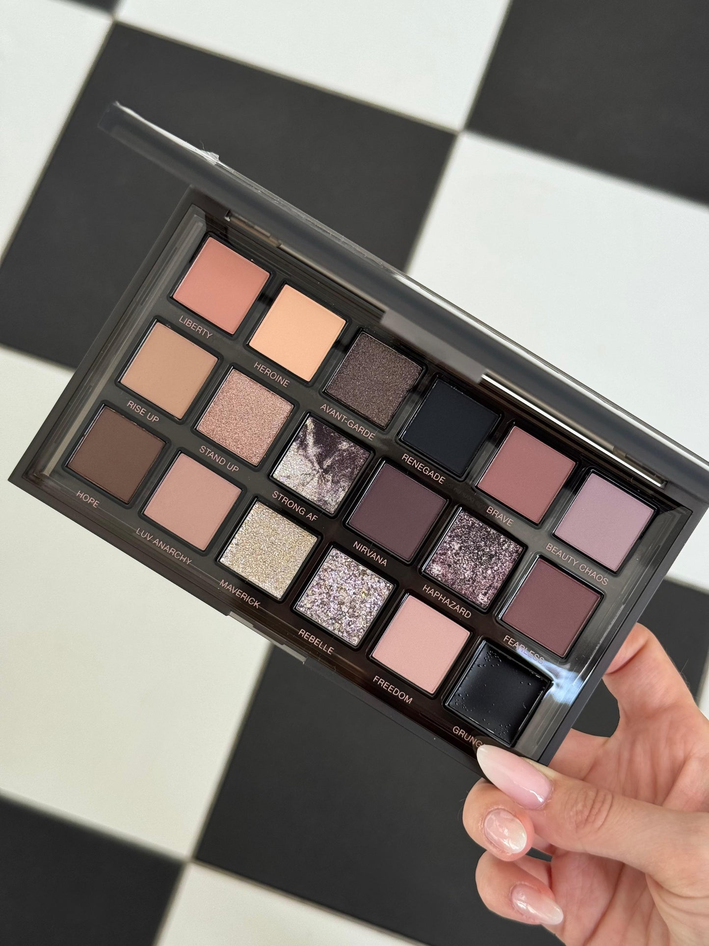 HUDA BEAUTY Pretty Grunge Eyeshadow Palette