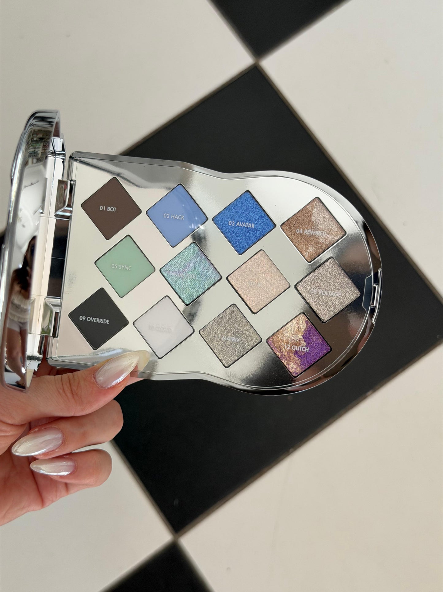 DOLCE&GABBANA Eye Dare You! Beyond
Multi-Finish Eyeshadow & Highlighter Palette