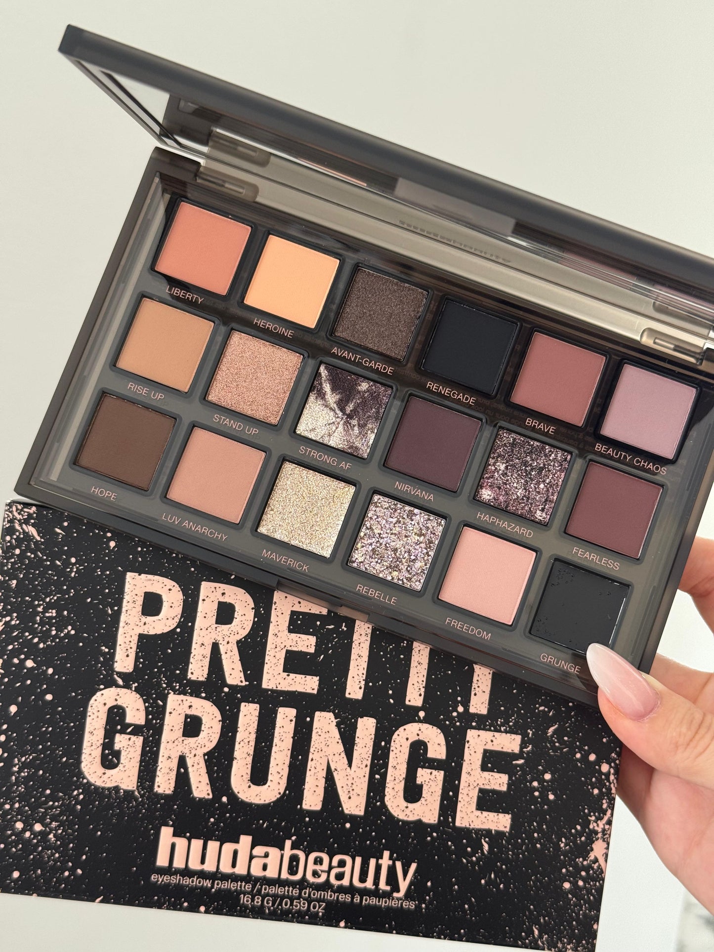 HUDA BEAUTY Pretty Grunge Eyeshadow Palette