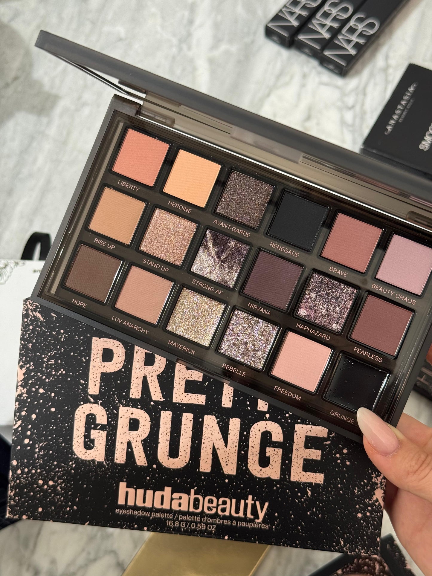 HUDA BEAUTY Pretty Grunge Eyeshadow Palette