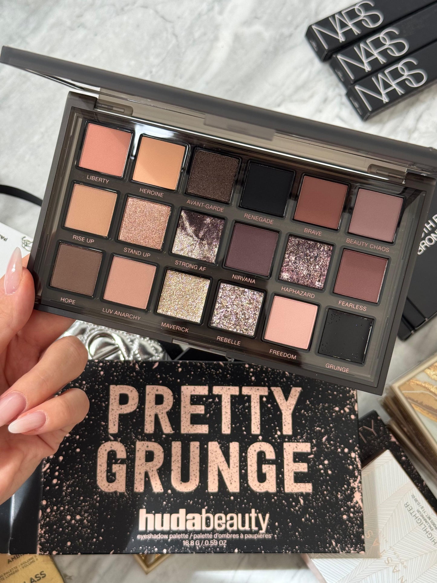 HUDA BEAUTY Pretty Grunge Eyeshadow Palette