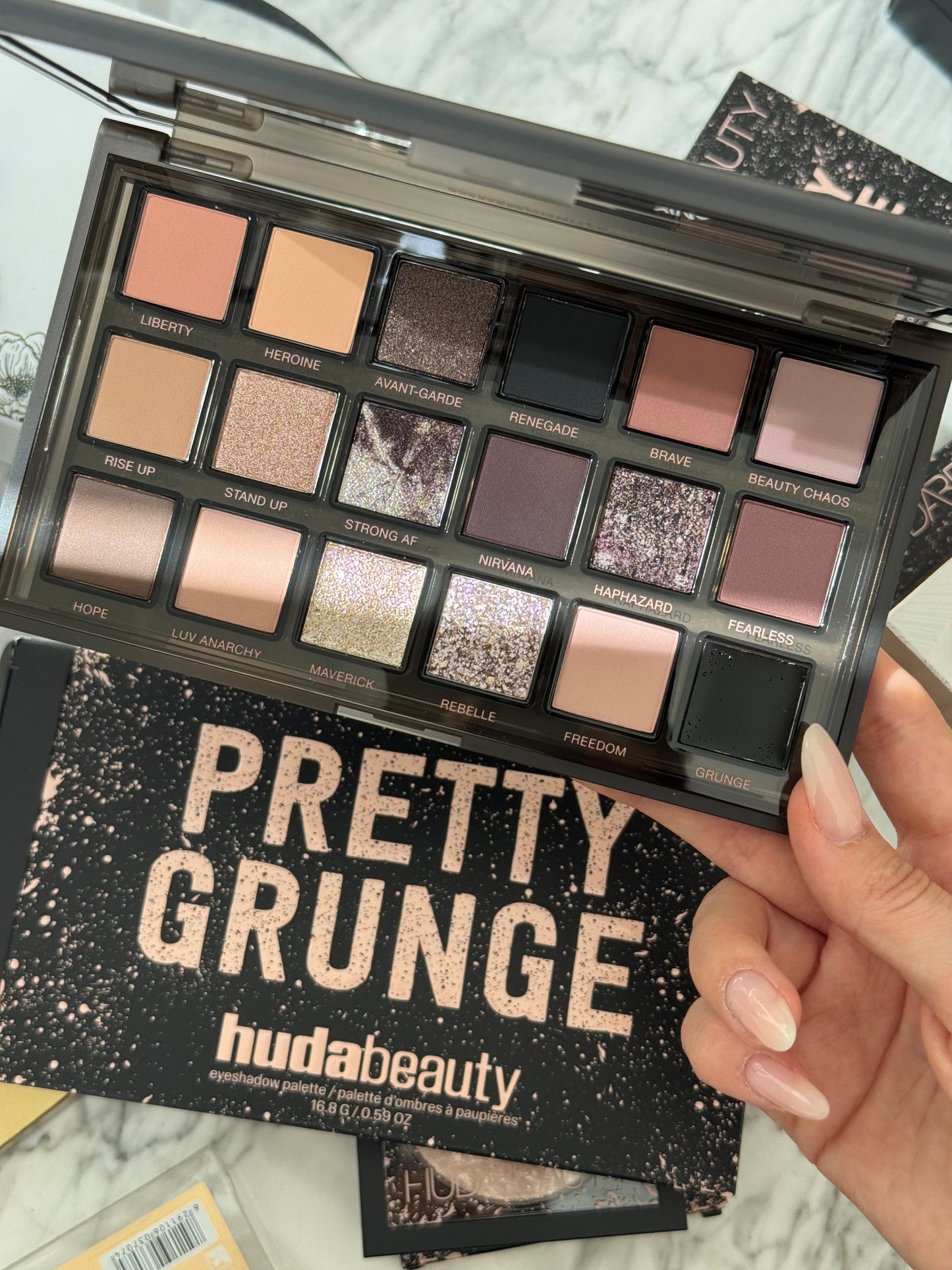 HUDA BEAUTY Pretty Grunge Eyeshadow Palette