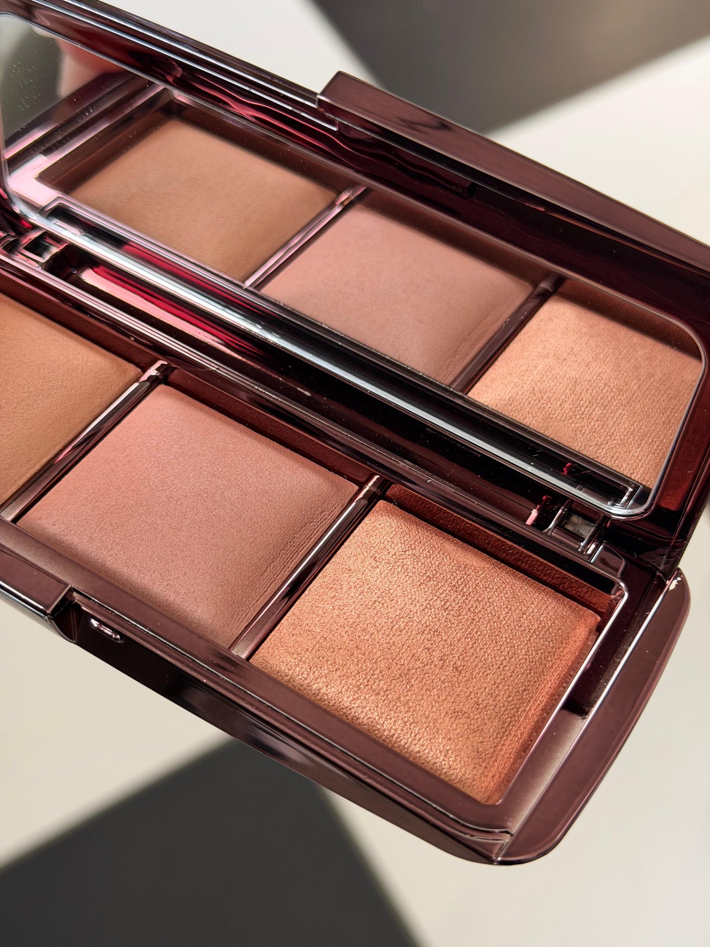 HOURGLASS Ambient Lighting Palette - Volume III
