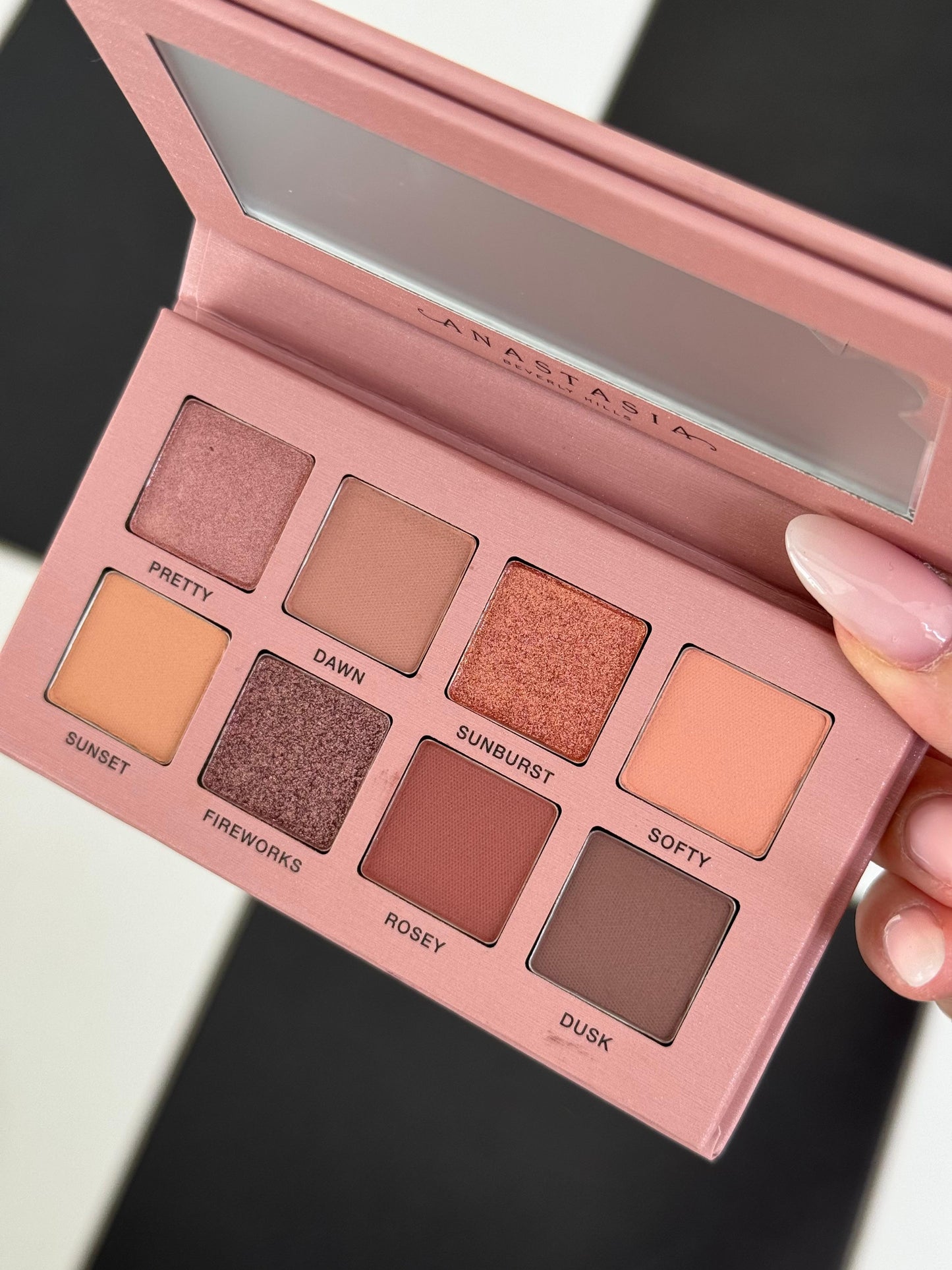 ANASTASIA BEVERLY HILLS Glam To Go
- All In One Mini Palette