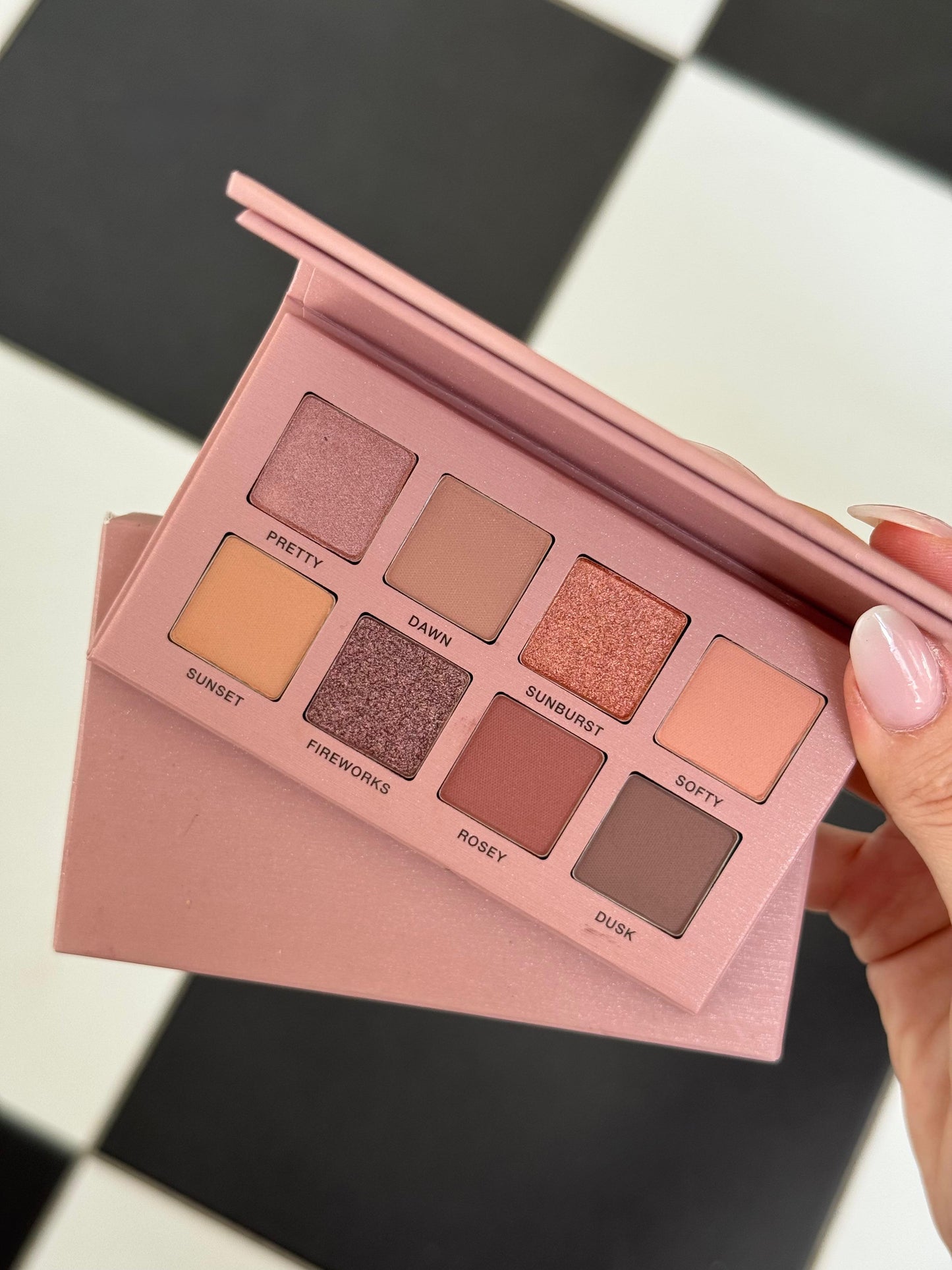 ANASTASIA BEVERLY HILLS Glam To Go
- All In One Mini Palette