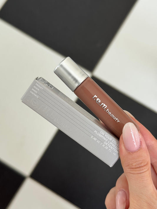 REM BEAUTY On Your Collar Plumping Lipgloss - Detention