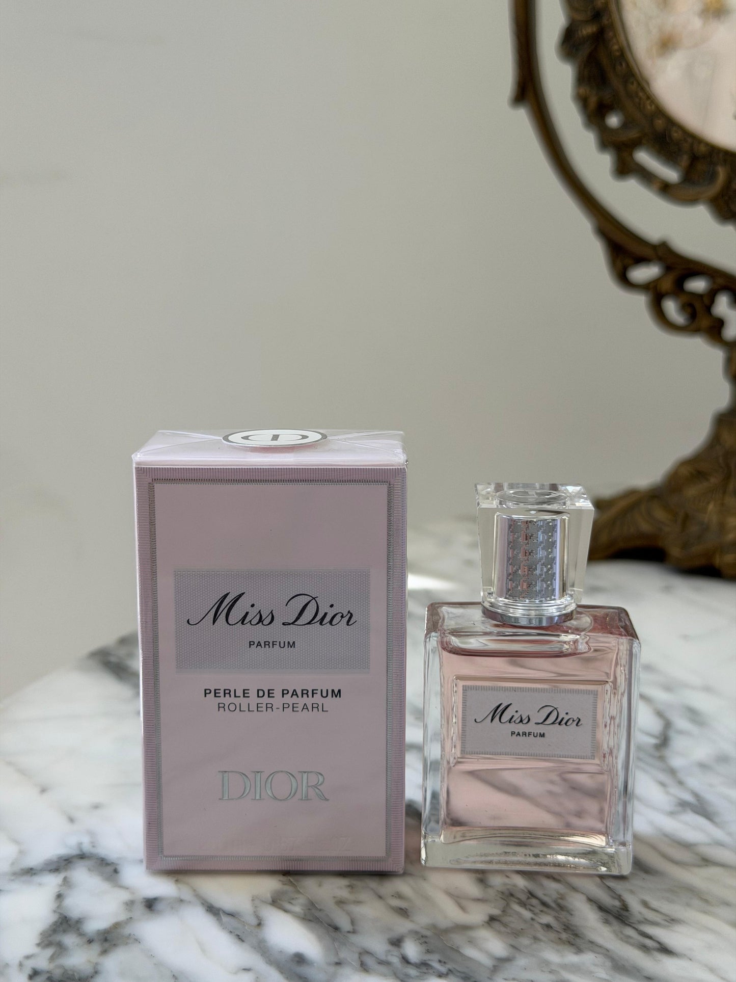 DIOR Miss Dior Roller-Pearl Parfum
Floral, fruity and woody notes