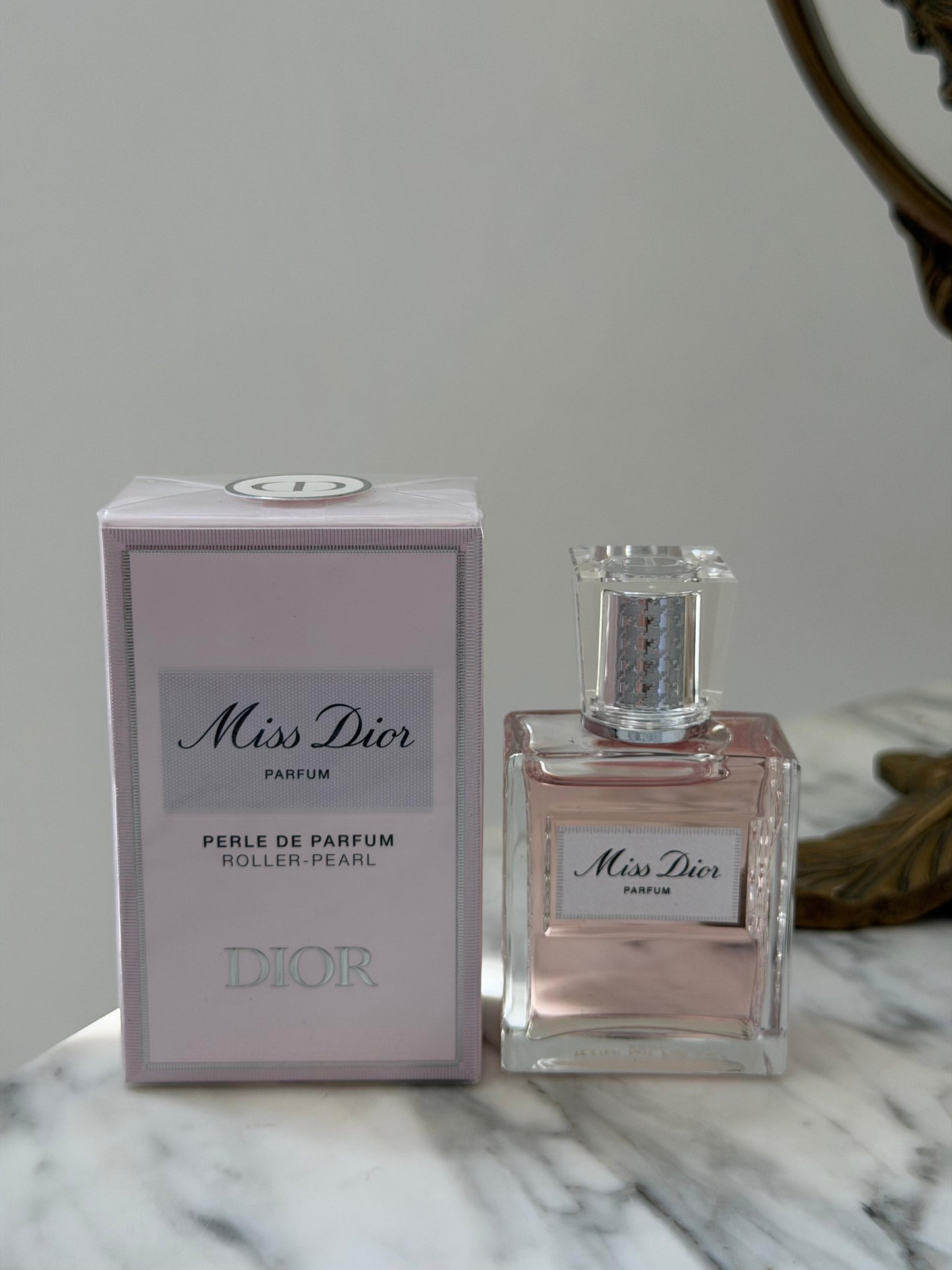 DIOR Miss Dior Roller-Pearl Parfum
Floral, fruity and woody notes