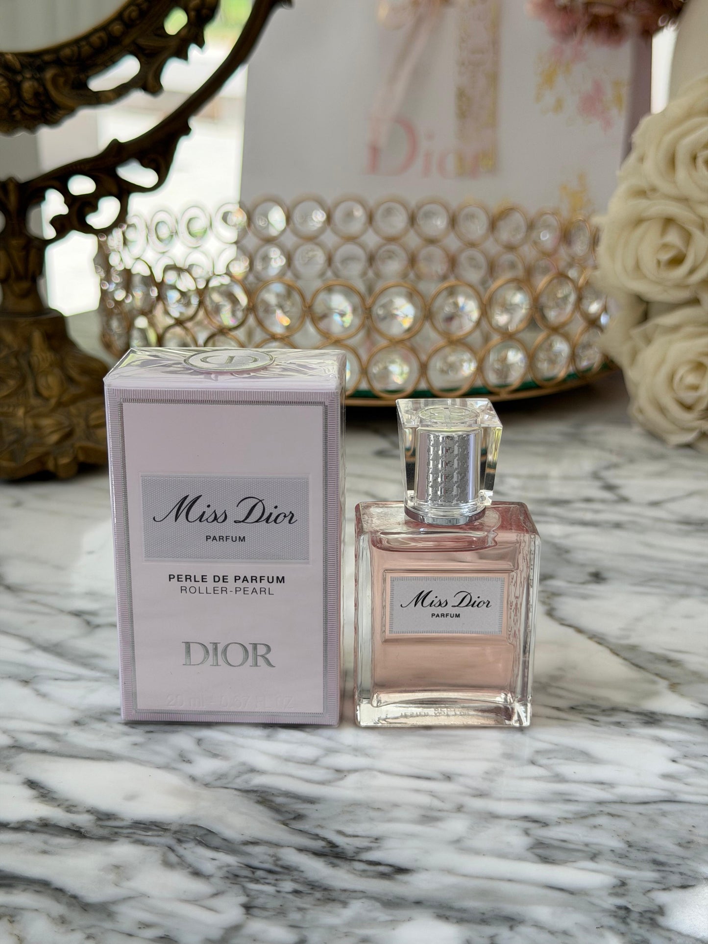 DIOR Miss Dior Roller-Pearl Parfum
Floral, fruity and woody notes