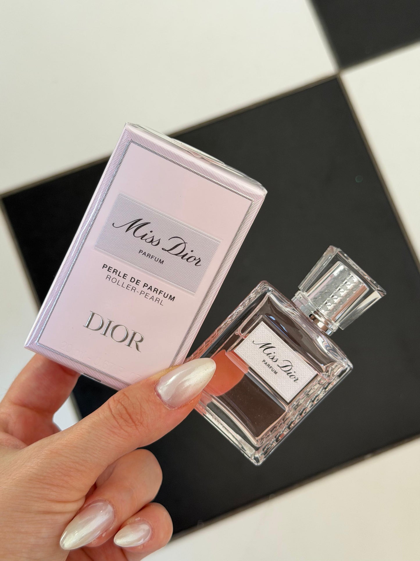 DIOR Miss Dior Roller-Pearl Parfum
Floral, fruity and woody notes