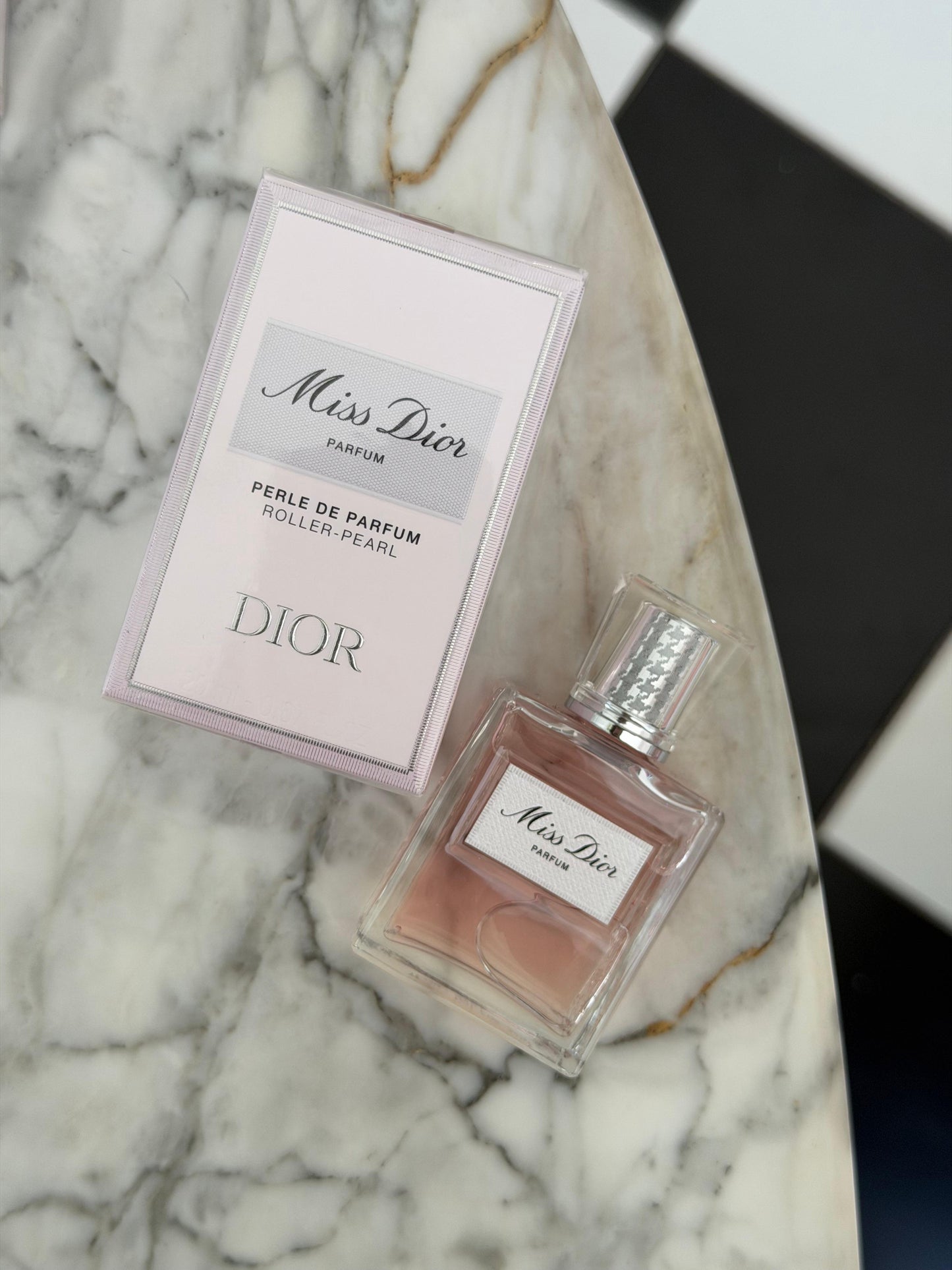 DIOR Miss Dior Roller-Pearl Parfum
Floral, fruity and woody notes