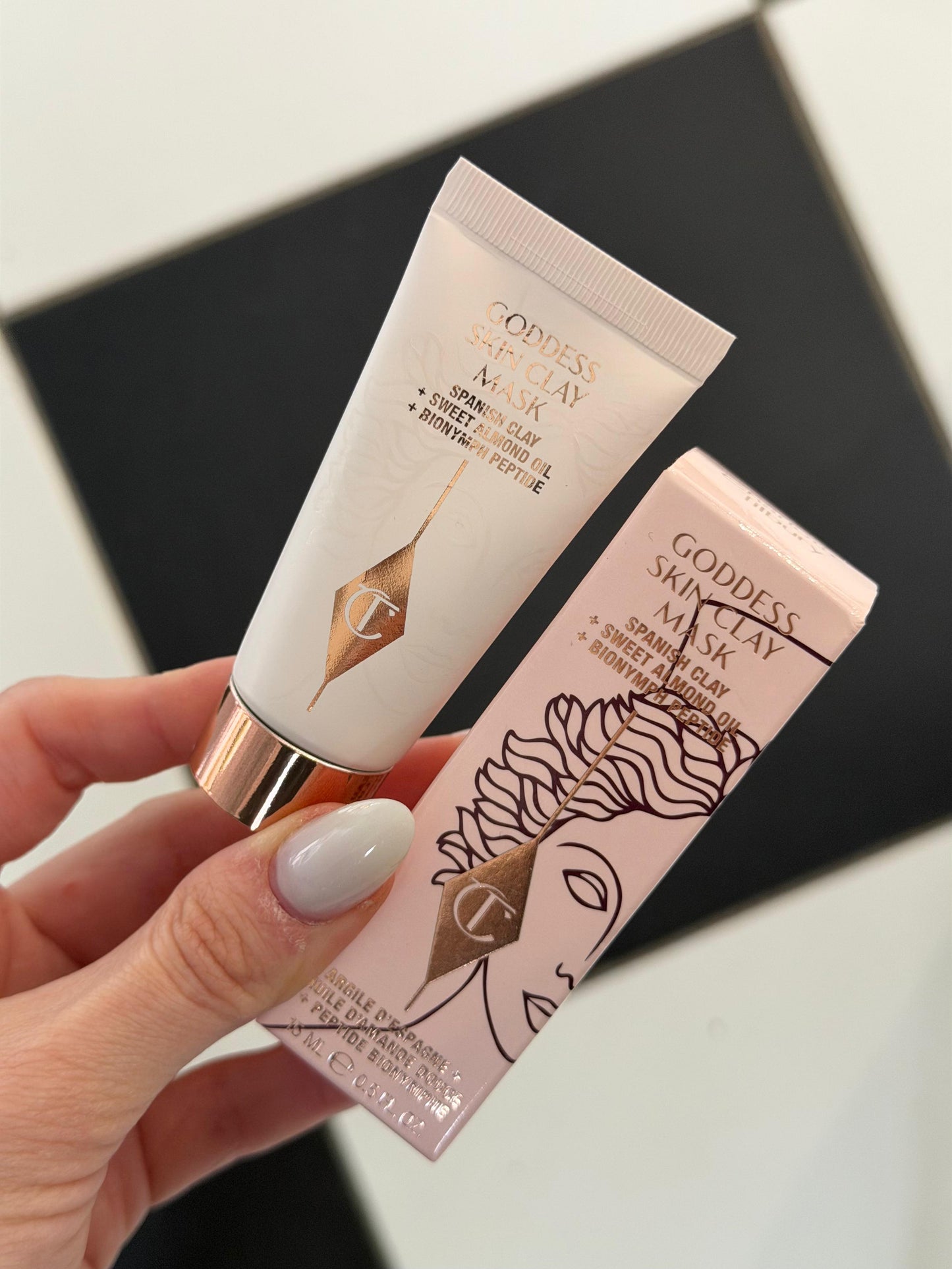 CHARLOTTE TILBURY Goddess Skin Clay Mask
Spanish Clay + Sweet Almond Oil + Bionymh Peptide