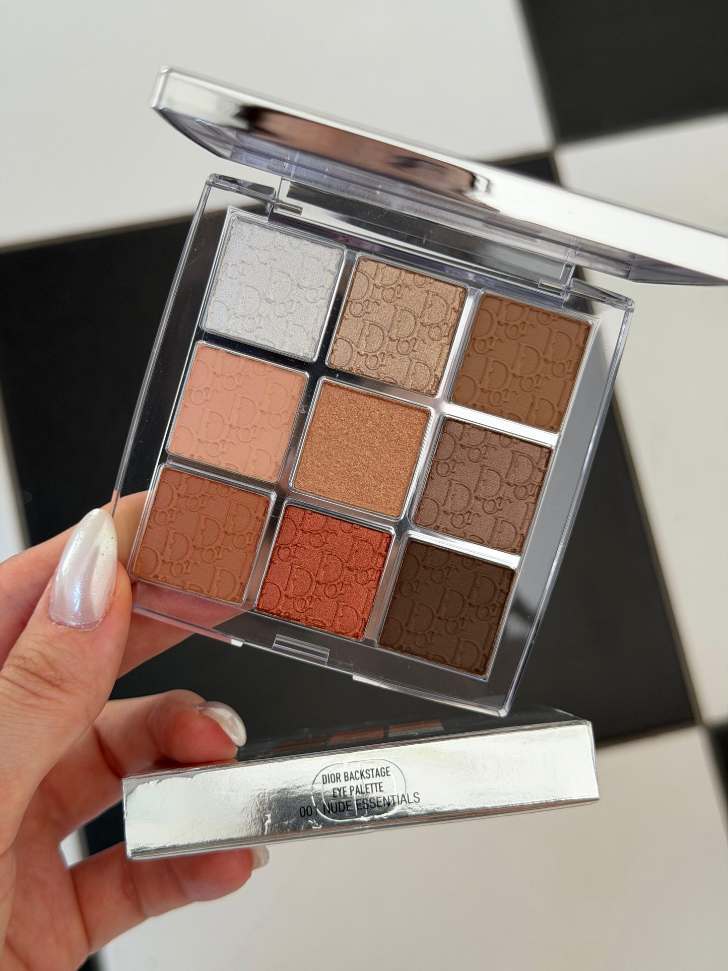 DIOR Backstage Eye Palette (001)
Eye Palette - Multi-Finish Ultra Pigmented Eyeshadows