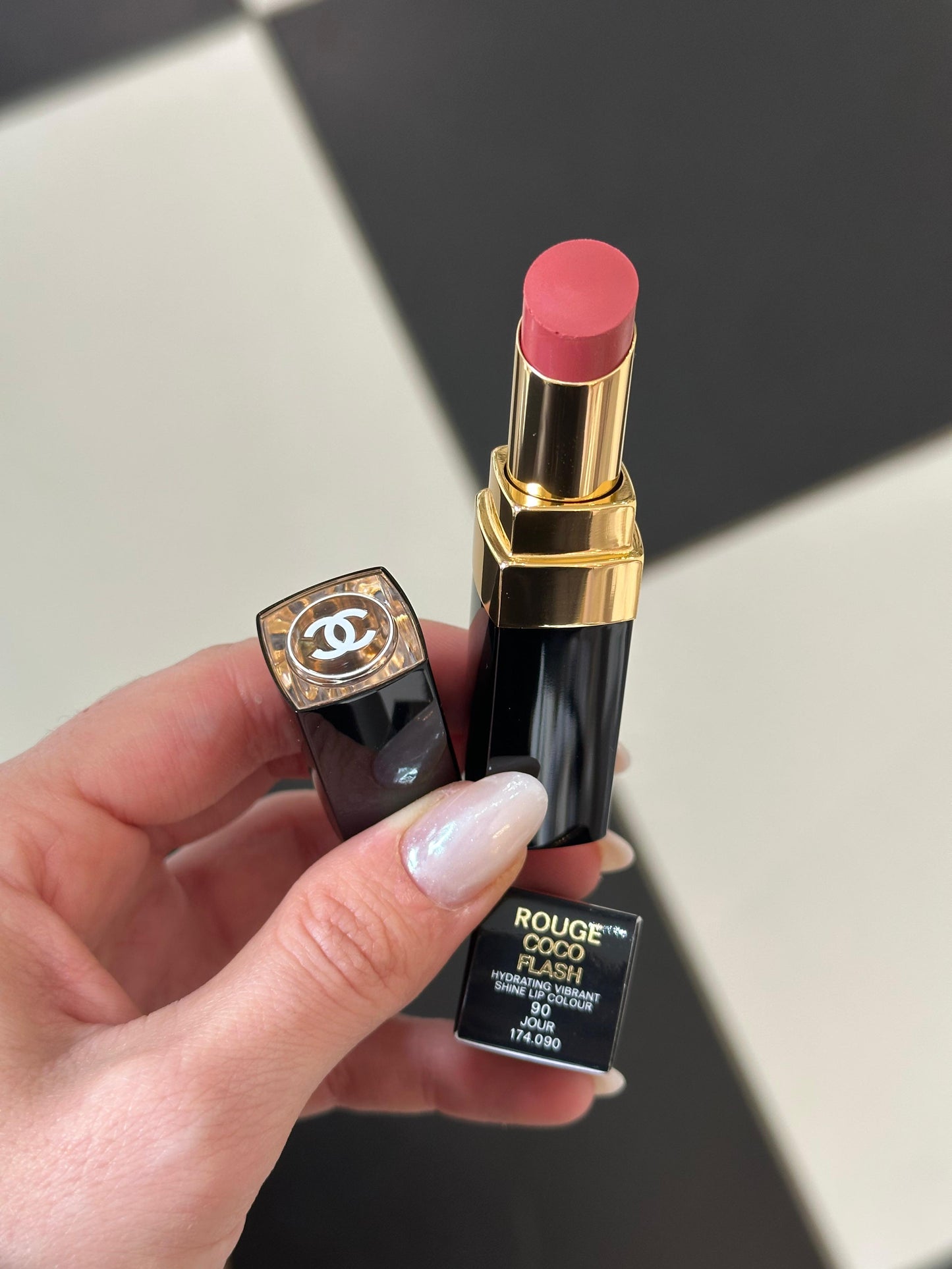 CHANEL Rouge Coco Flash (90)
Hydrating Vibrant Shine Lipstick